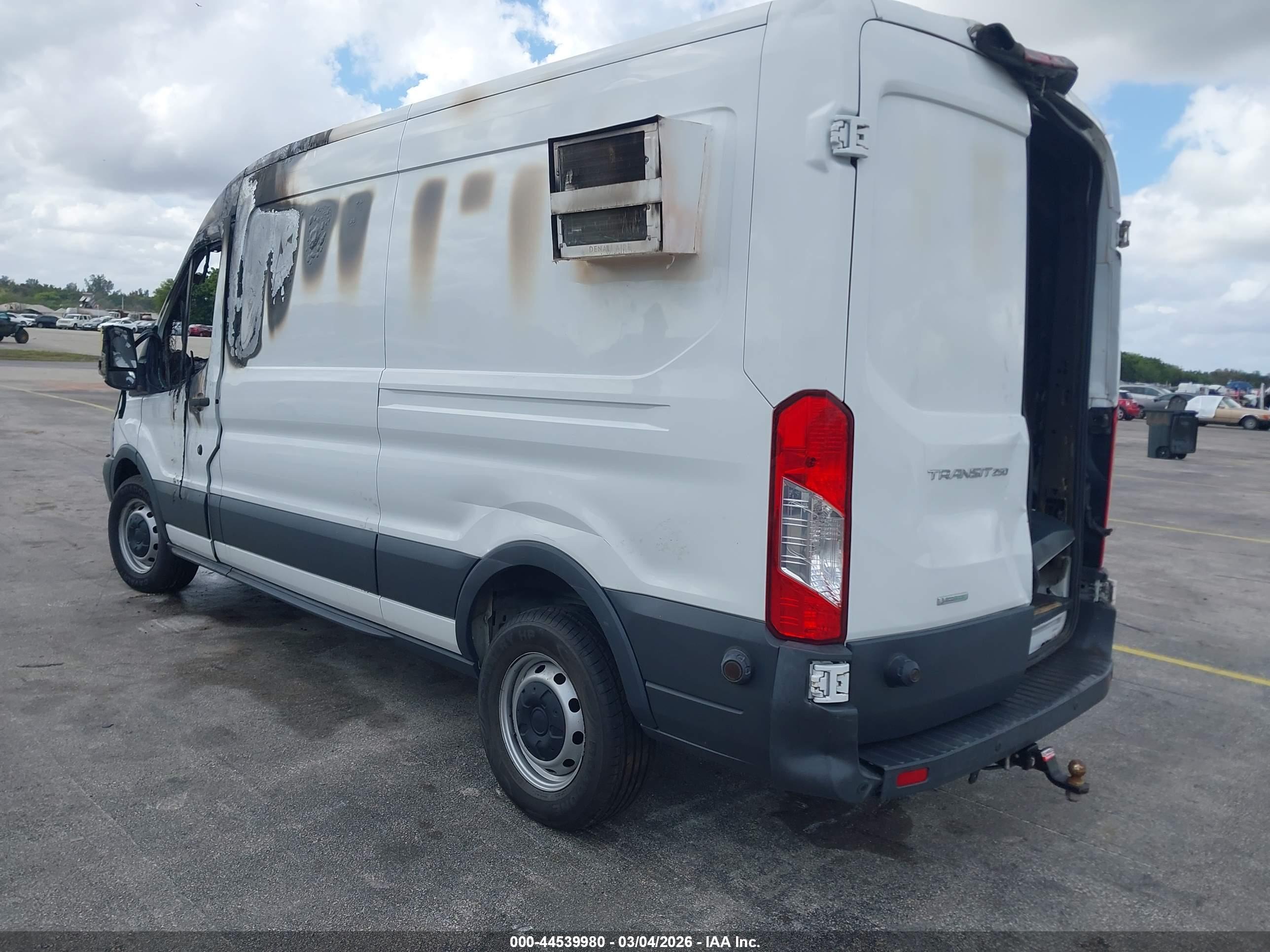 FORD TRANSIT-250 image 3