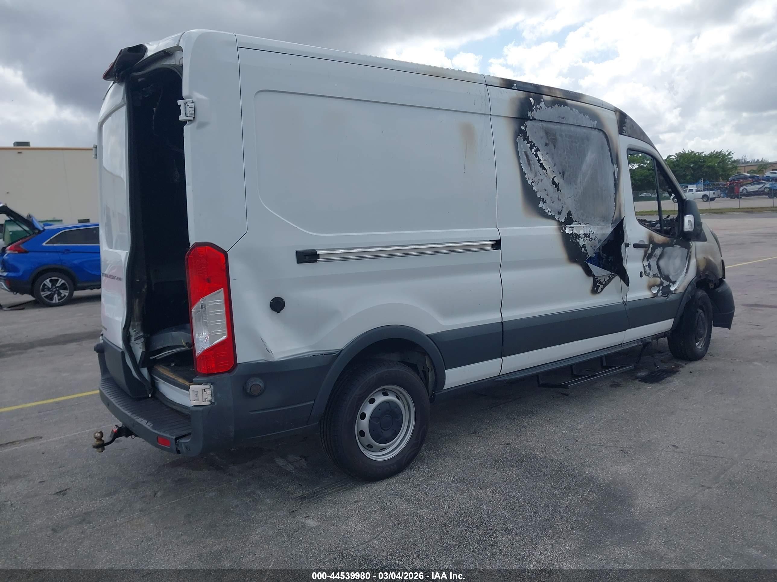 FORD TRANSIT-250 image 4
