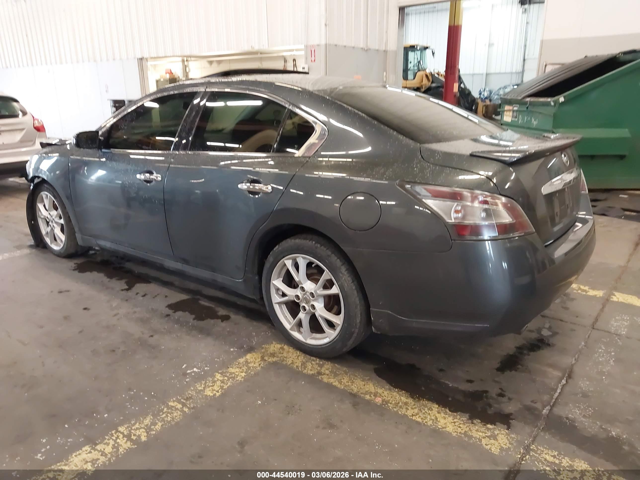 NISSAN MAXIMA image 3