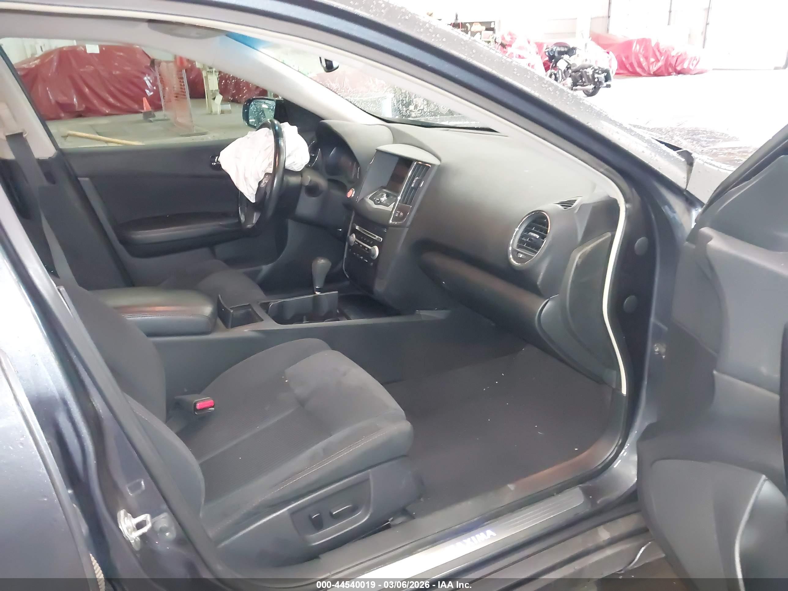 NISSAN MAXIMA image 5