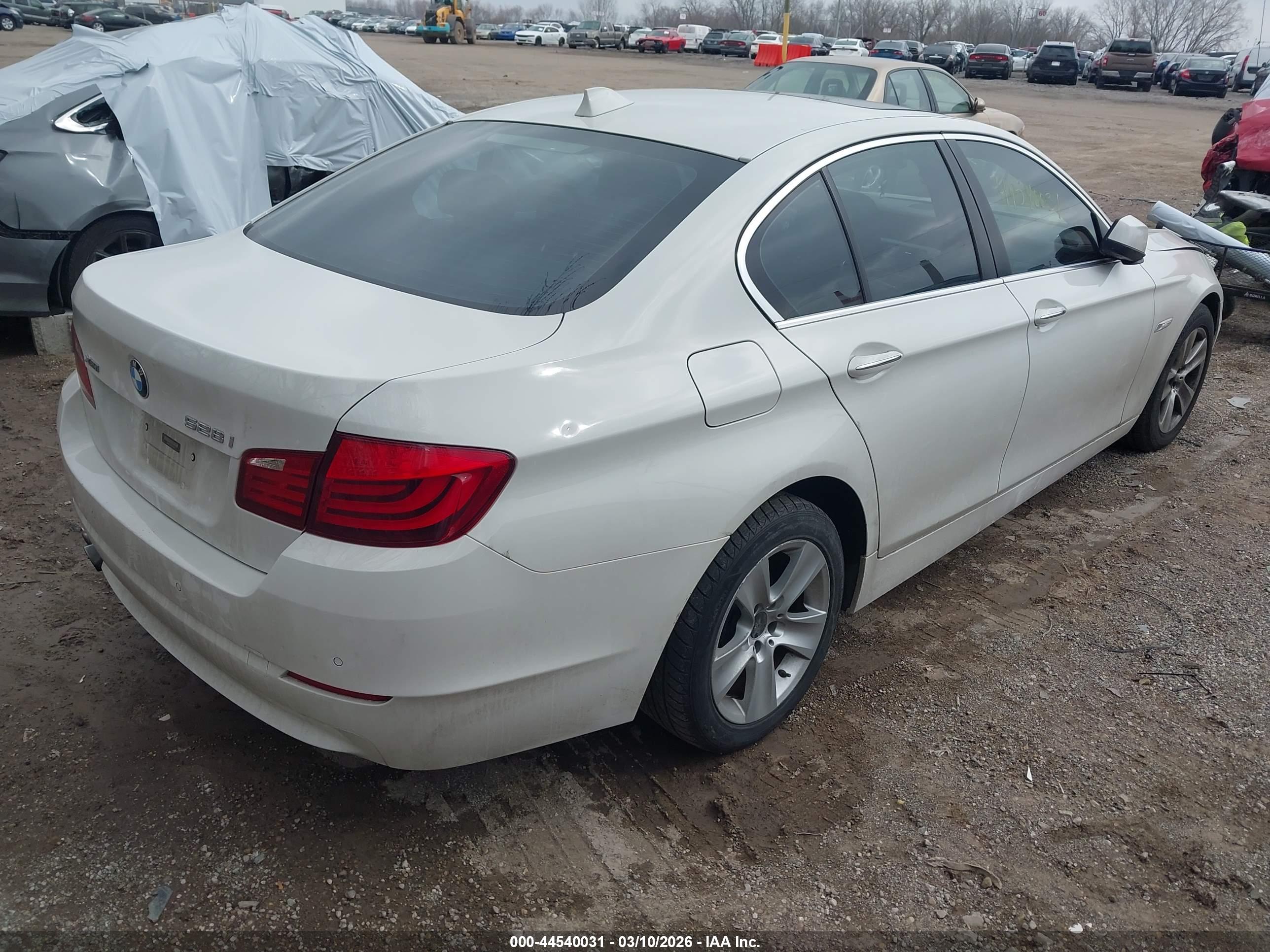 BMW 528I image 4