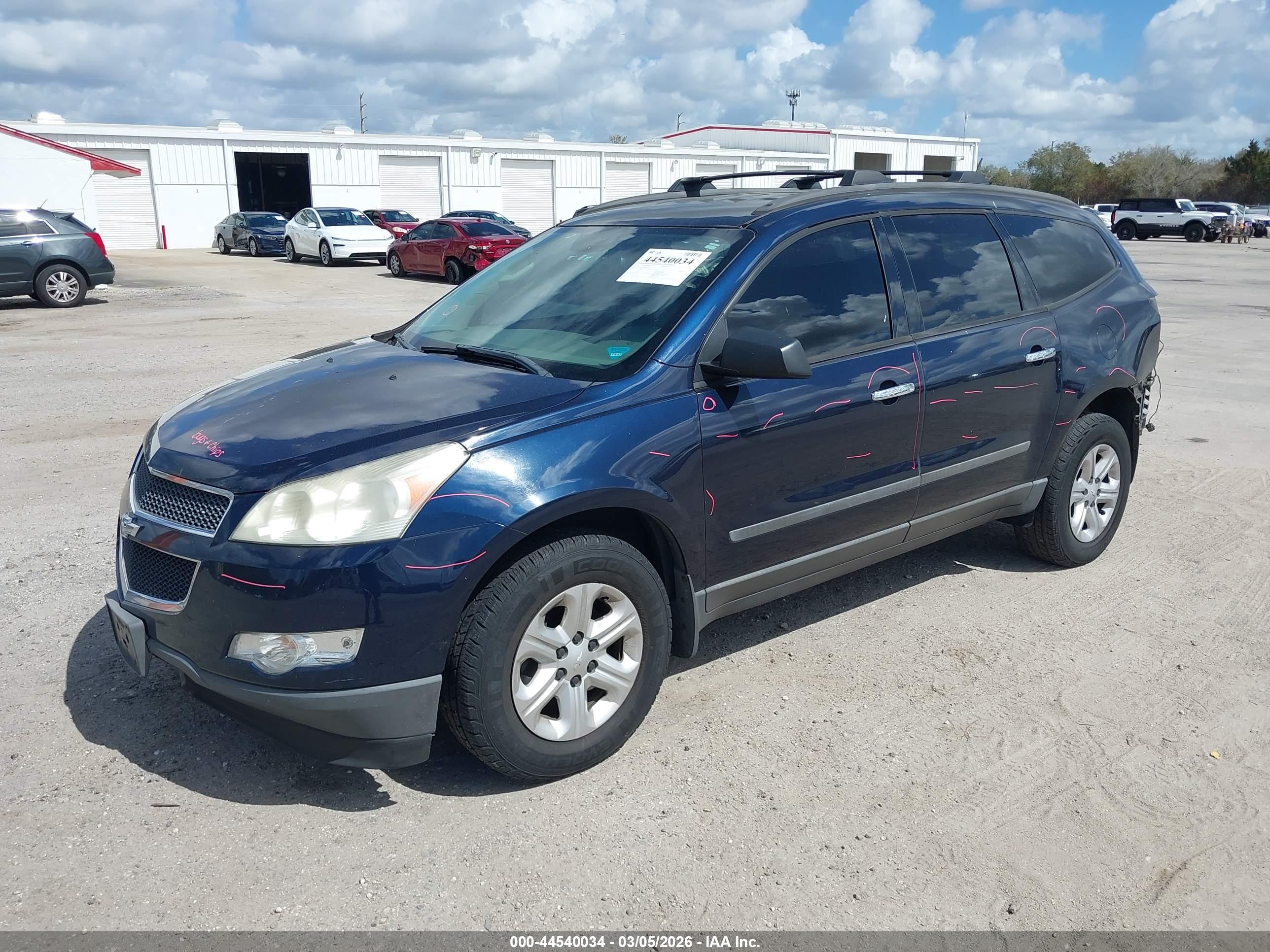 CHEVROLET TRAVERSE image 2