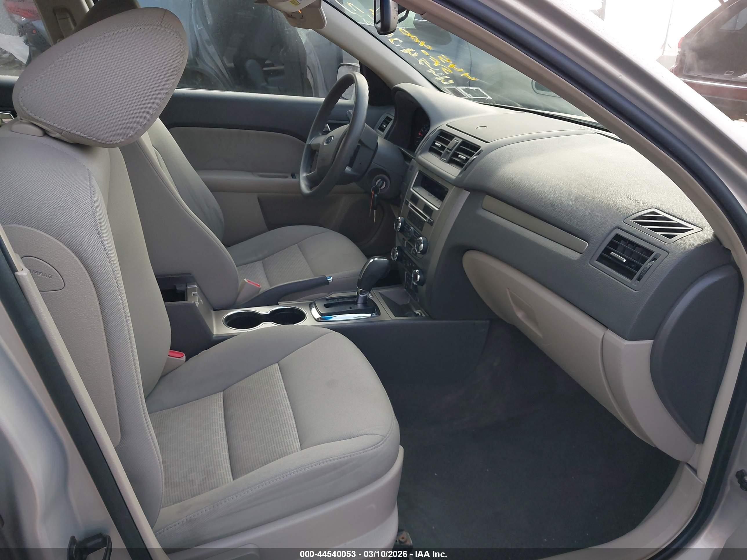 FORD FUSION image 5
