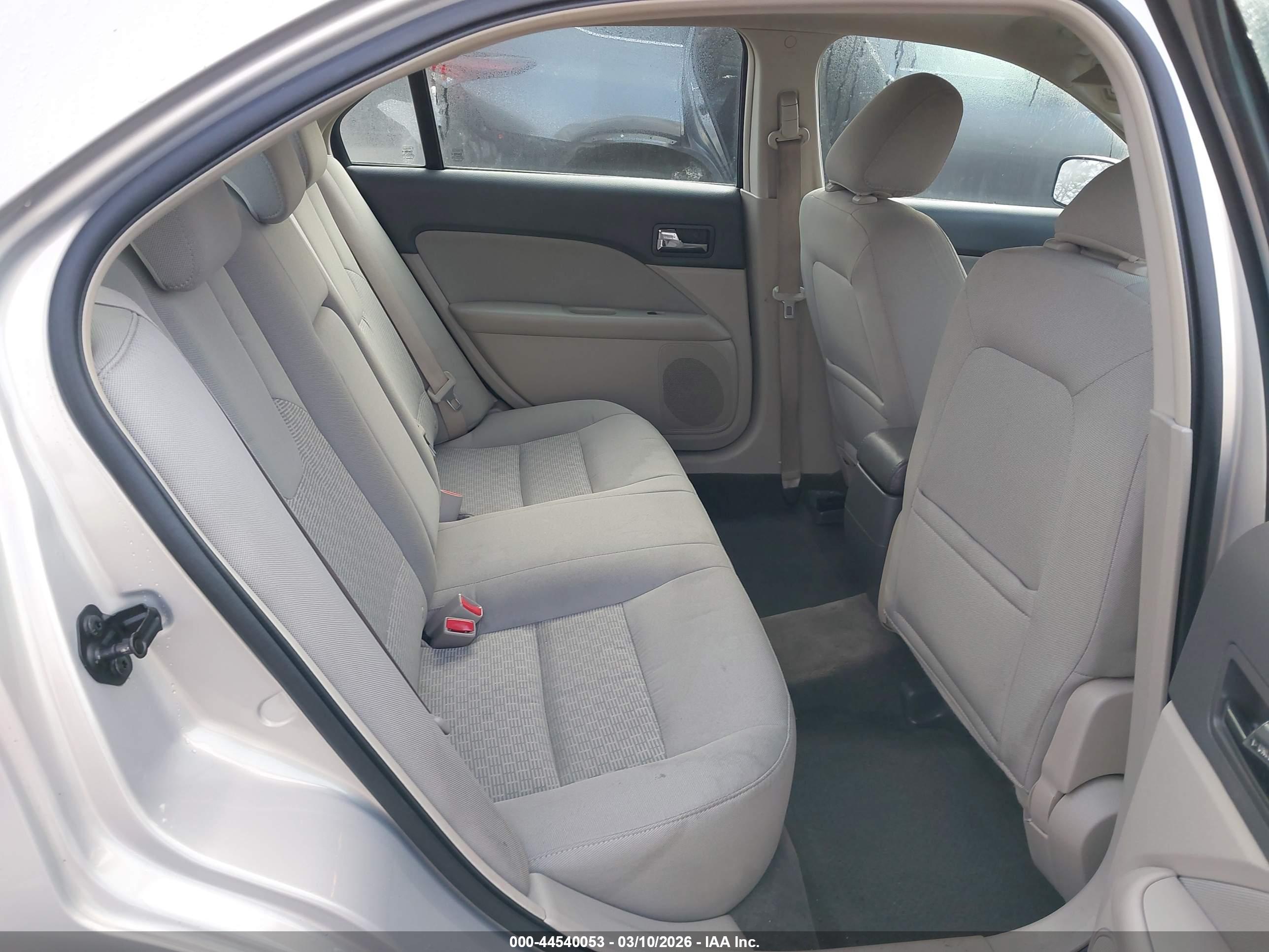 FORD FUSION image 8