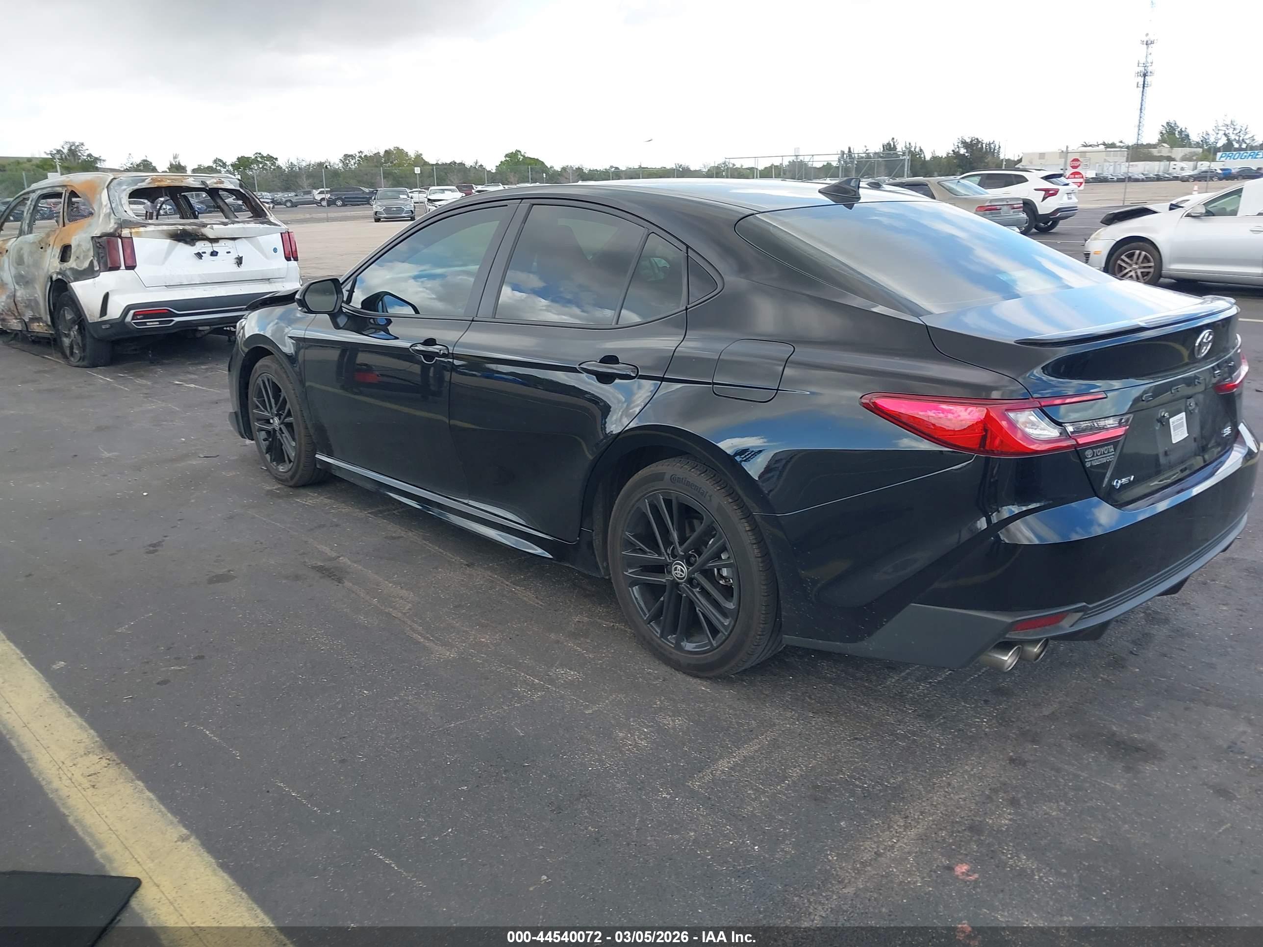 TOYOTA CAMRY image 3