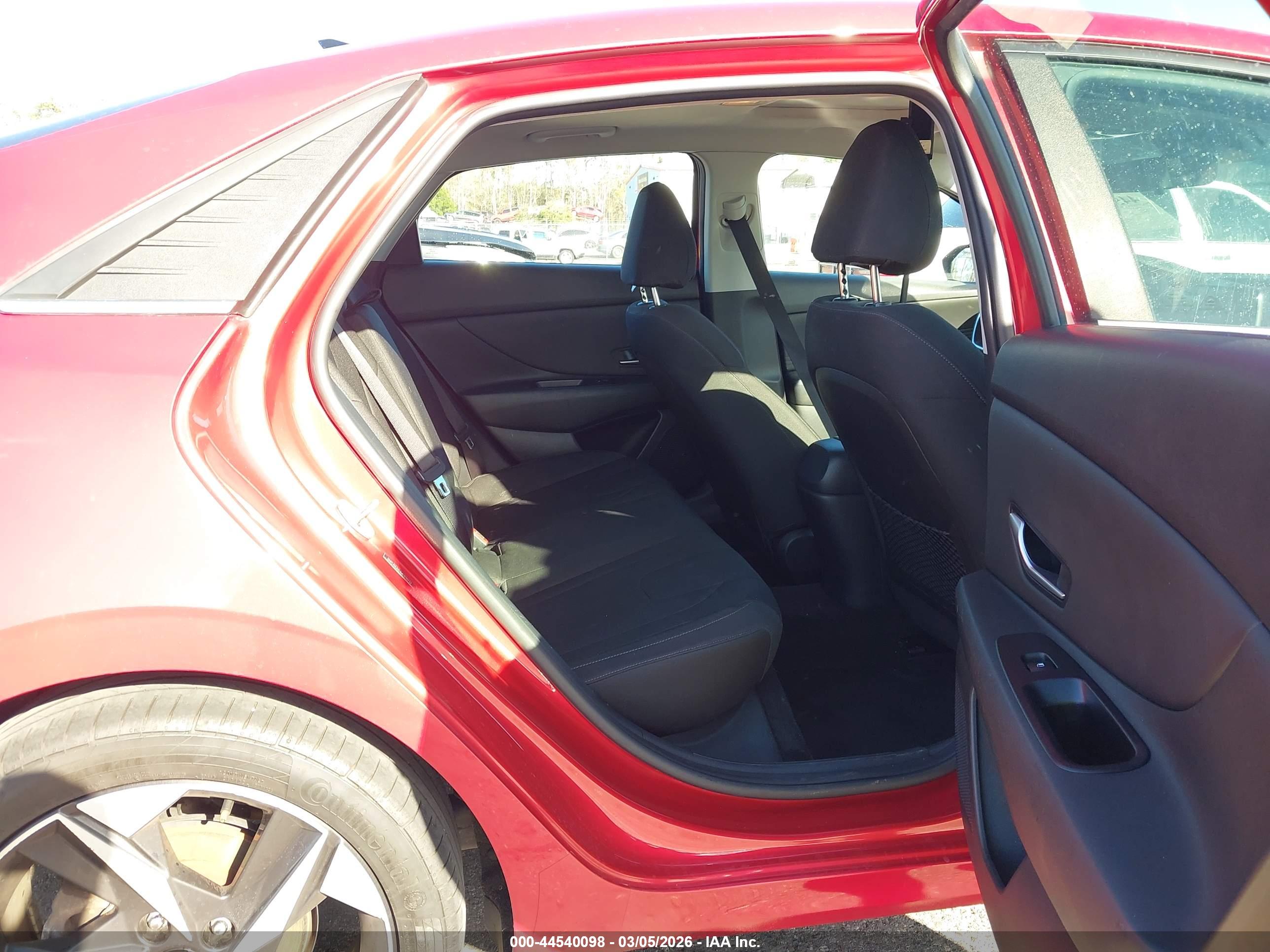 HYUNDAI ELANTRA image 8