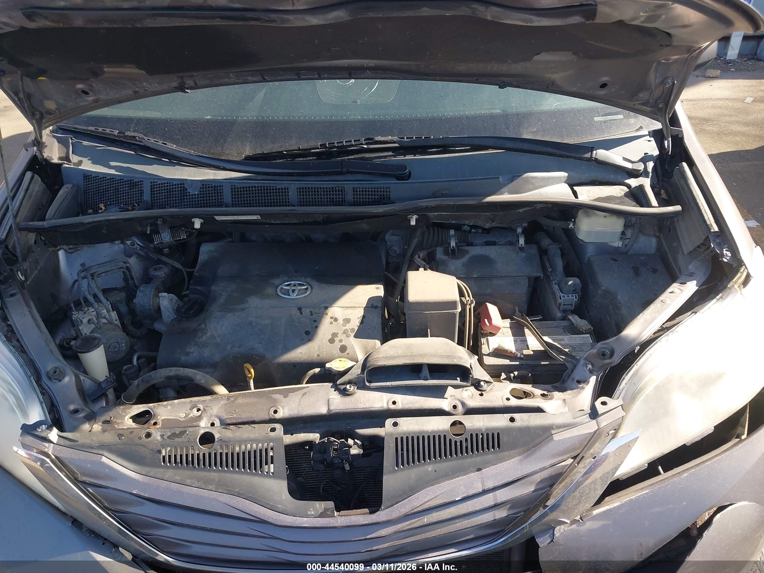 TOYOTA SIENNA image 10