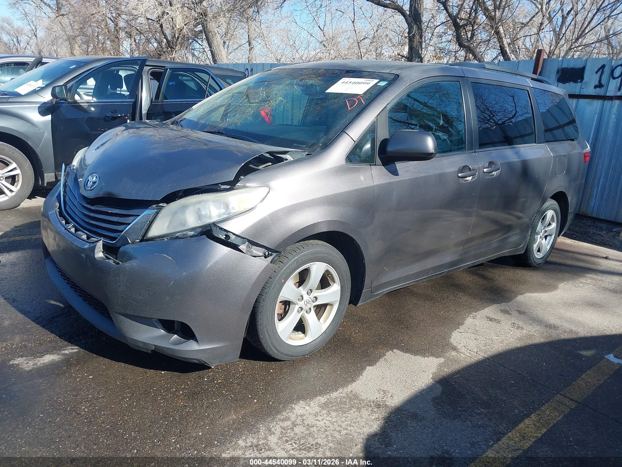 TOYOTA SIENNA image 2