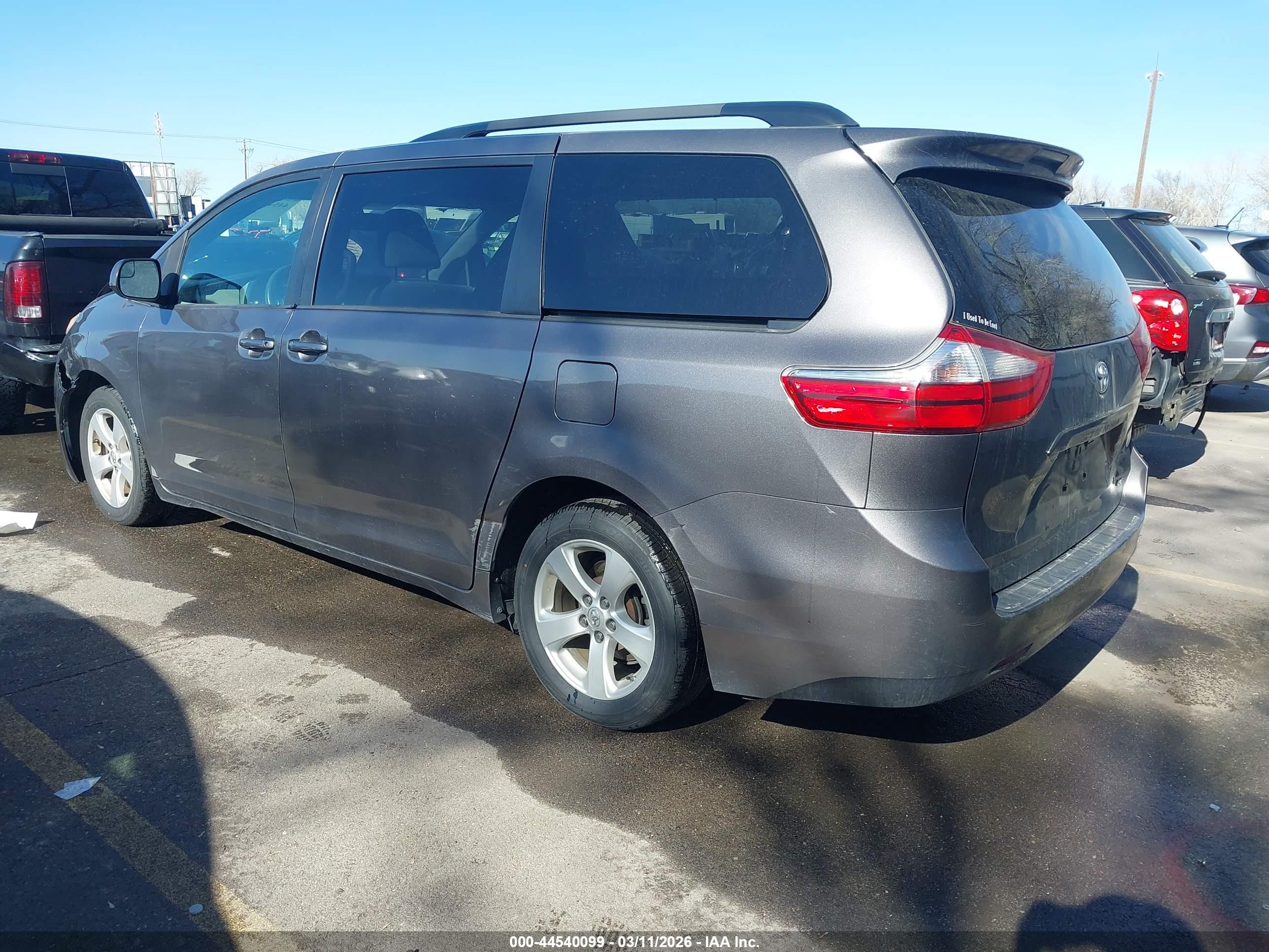 TOYOTA SIENNA image 3
