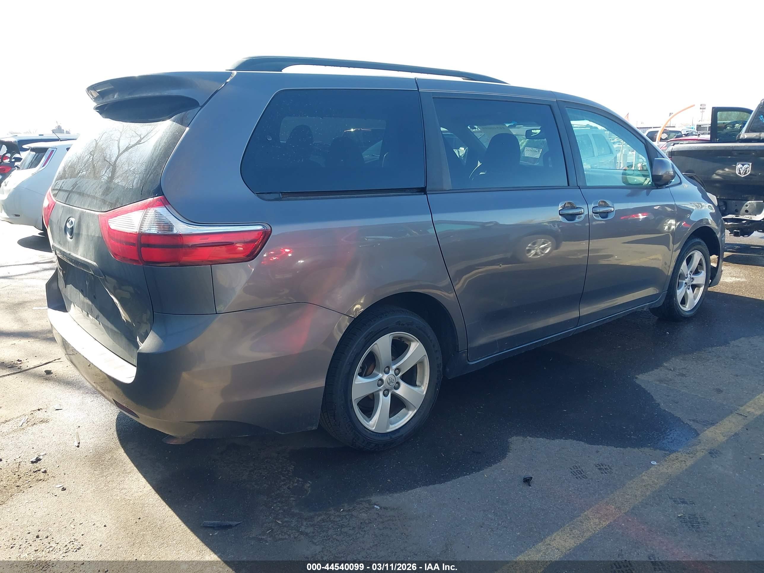 TOYOTA SIENNA image 4