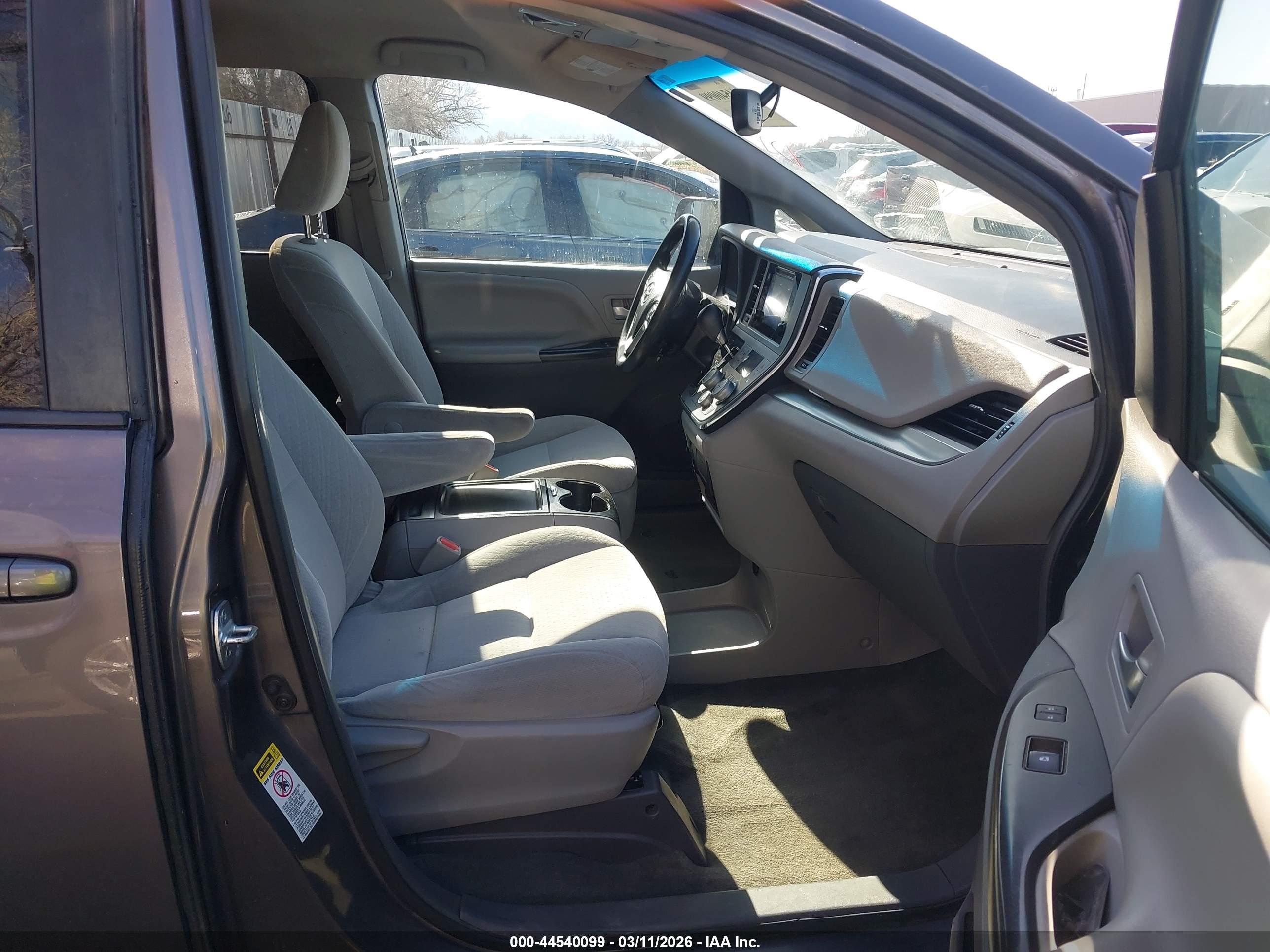 TOYOTA SIENNA image 5