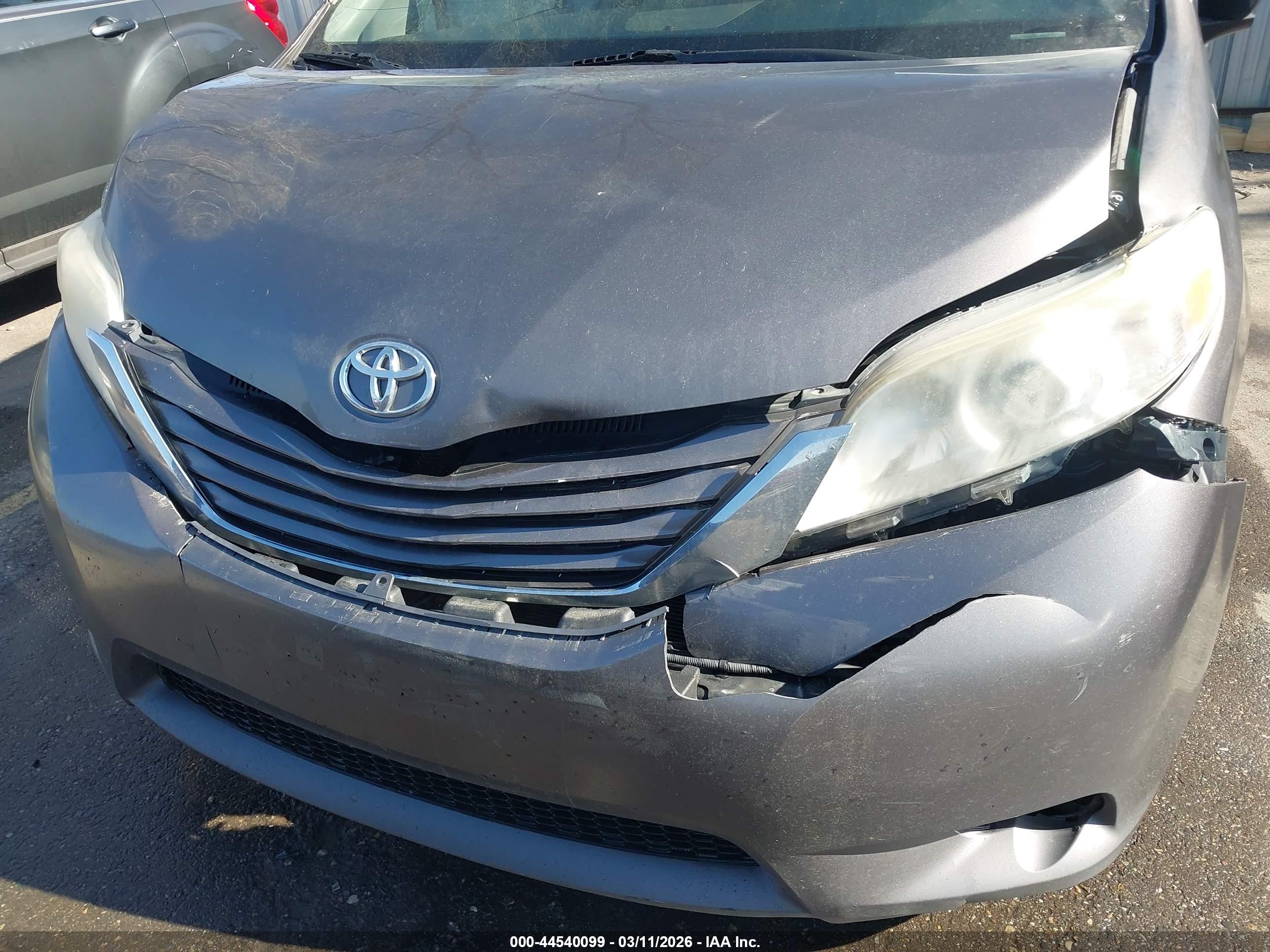 TOYOTA SIENNA image 6