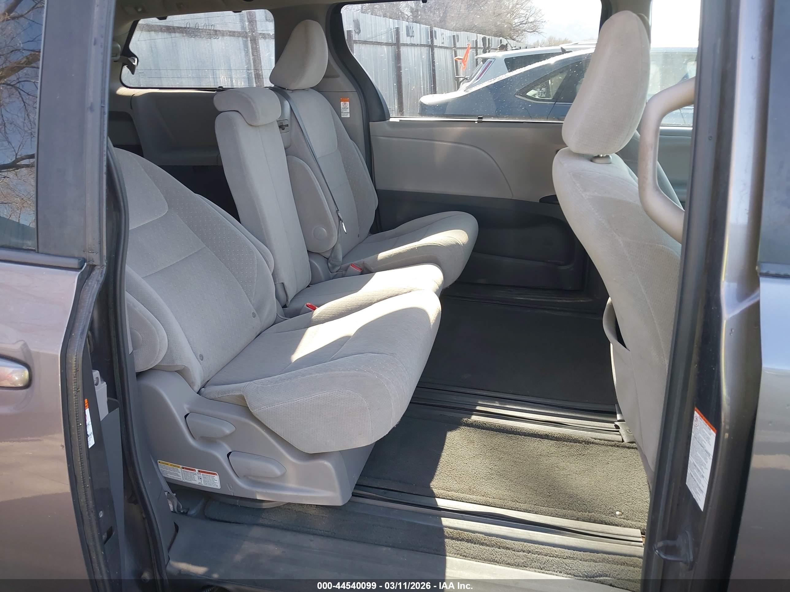 TOYOTA SIENNA image 8