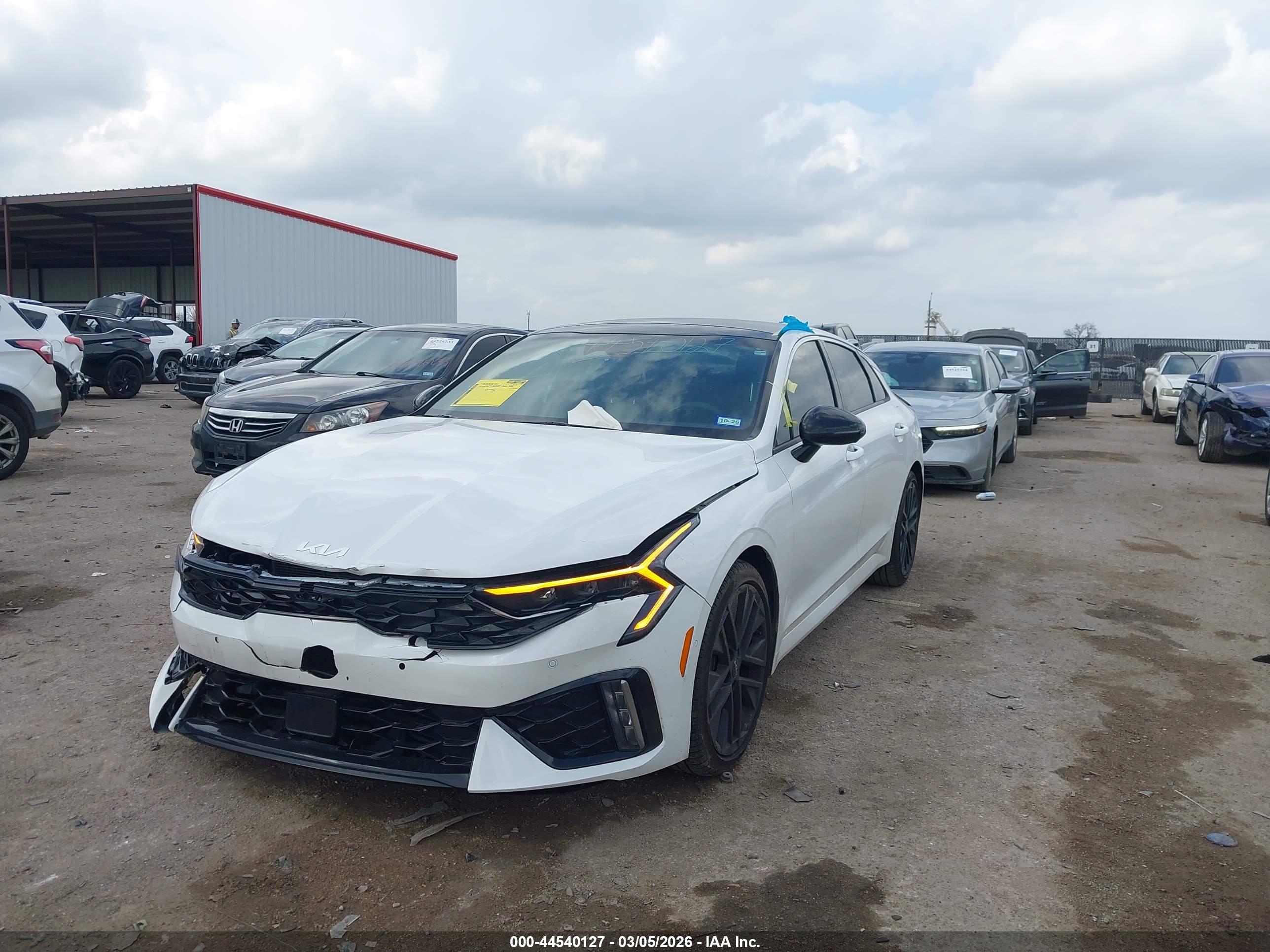 KIA K5 image 2