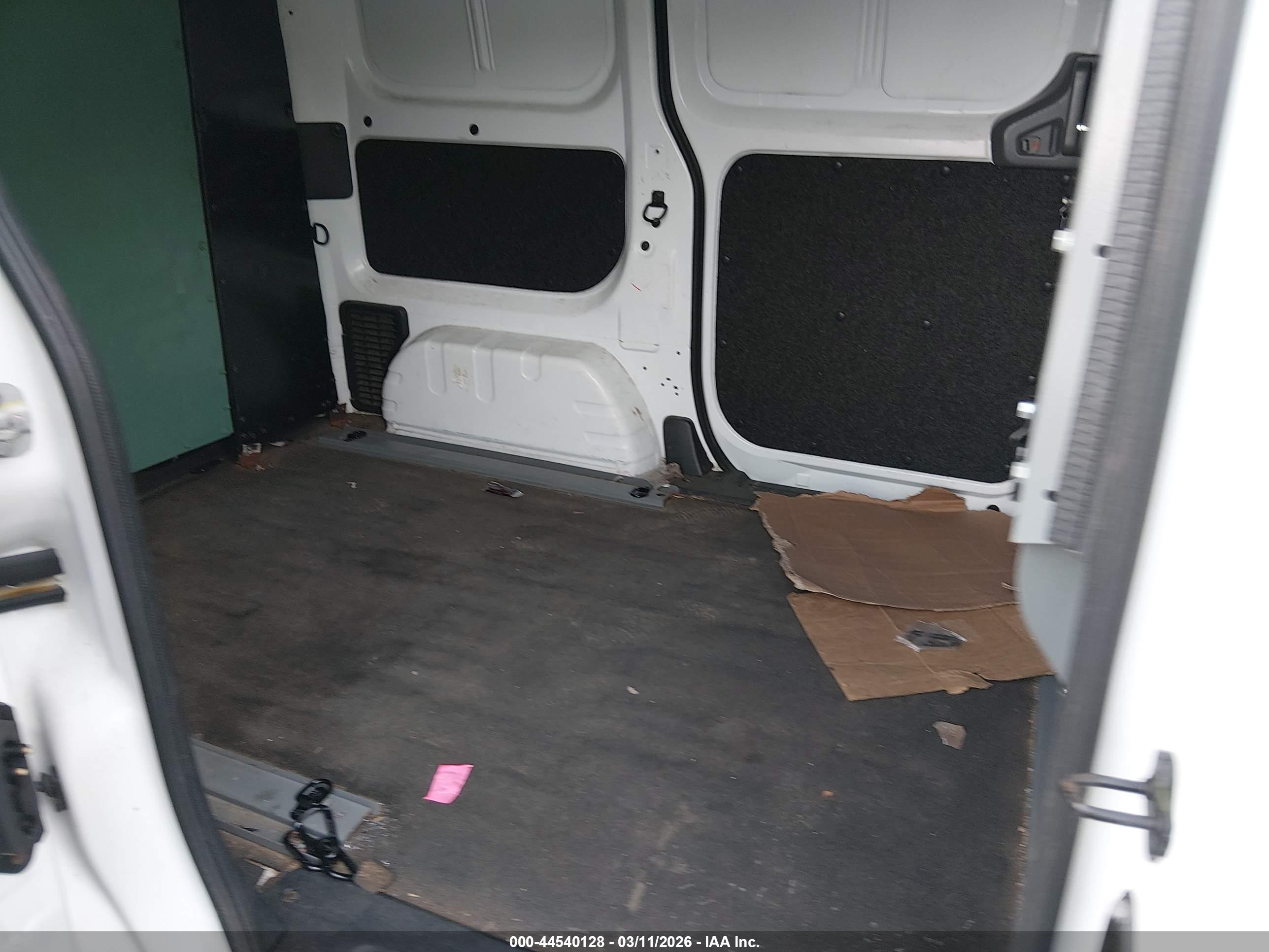 NISSAN NV200 image 8
