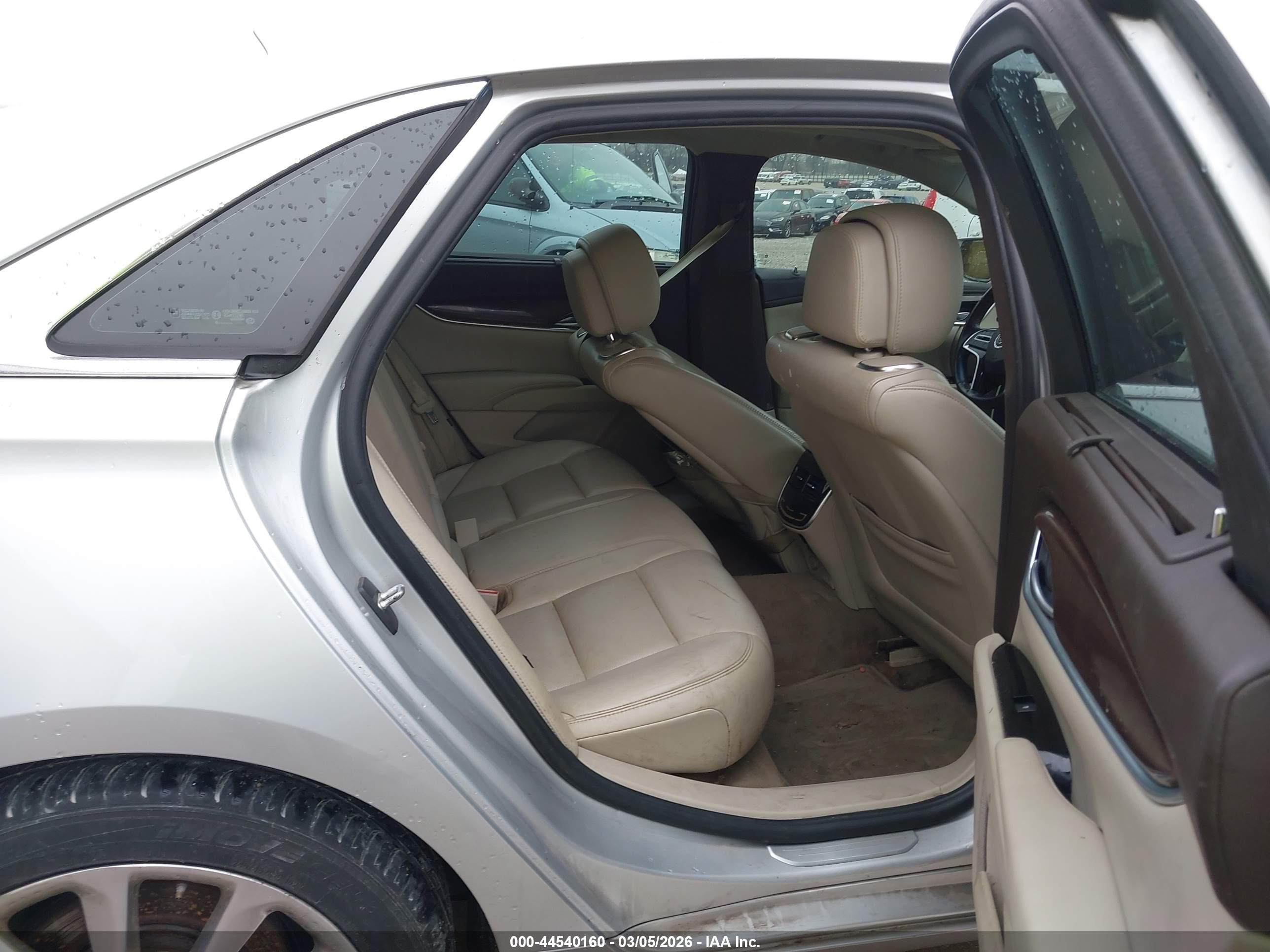 CADILLAC XTS image 8