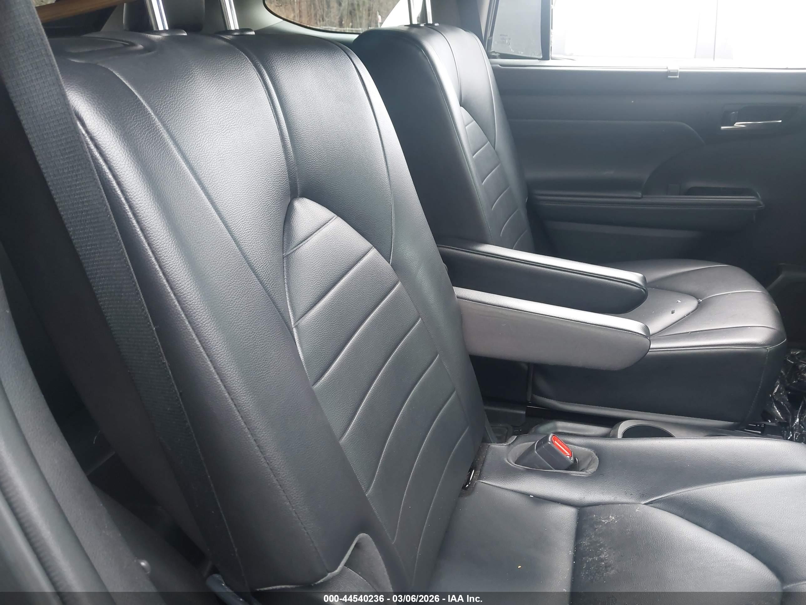 TOYOTA HIGHLANDER image 8