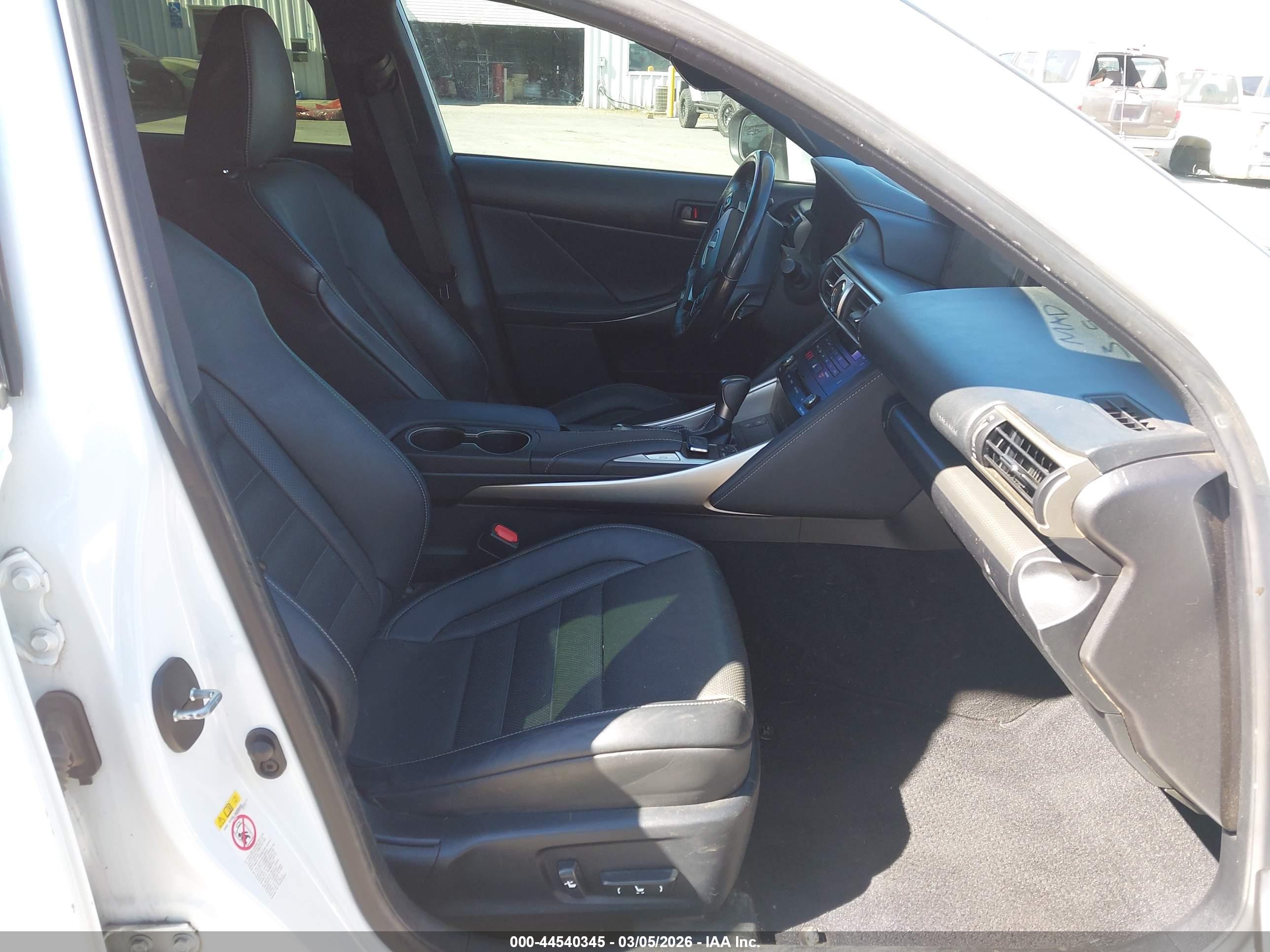 LEXUS IS image 5