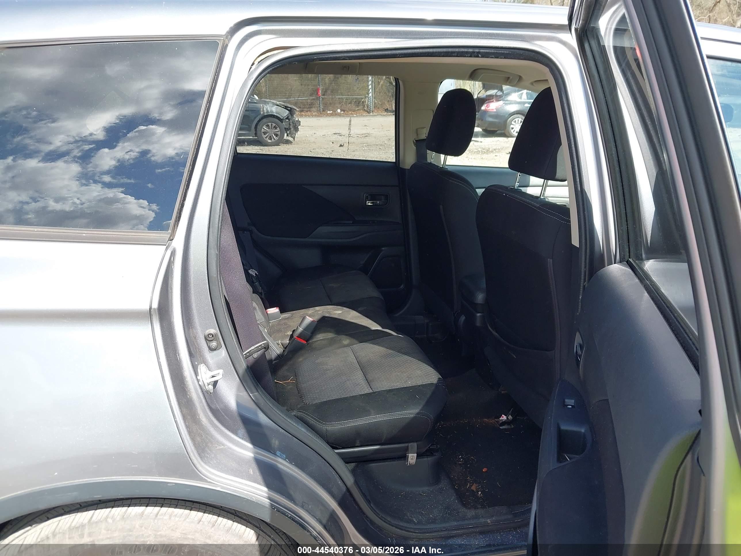 MITSUBISHI OUTLANDER image 8