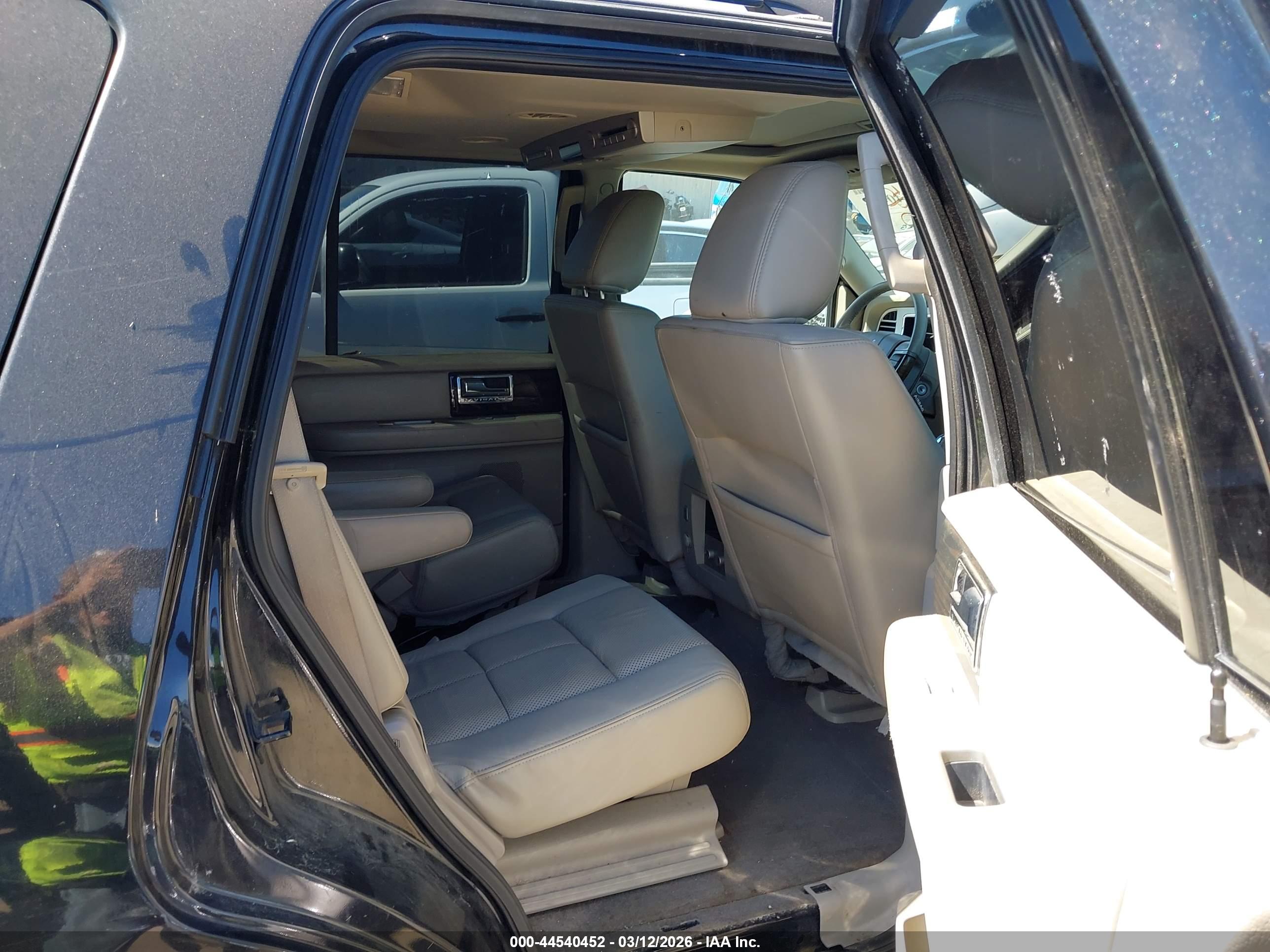 LINCOLN NAVIGATOR image 8