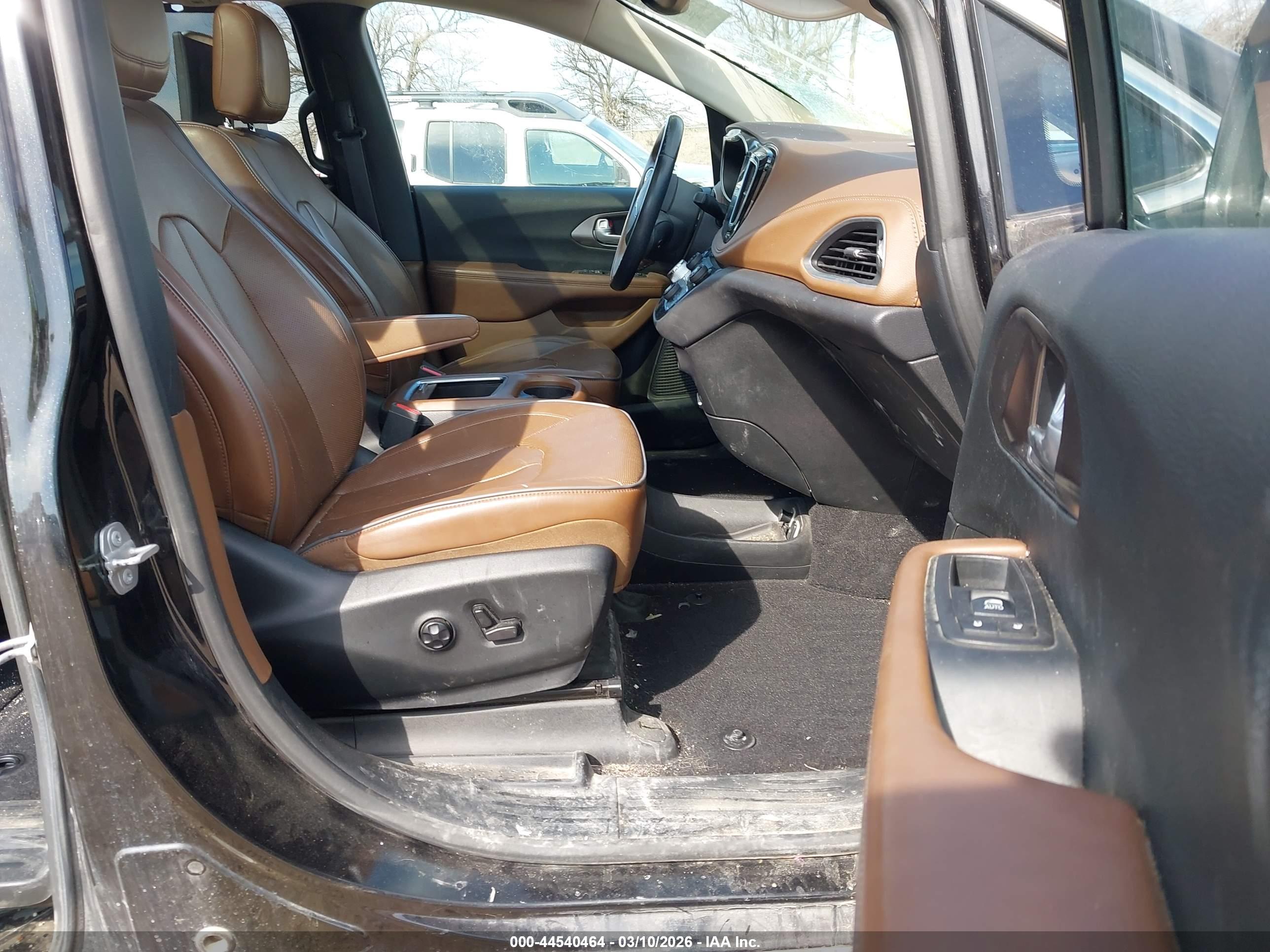 CHRYSLER PACIFICA image 5
