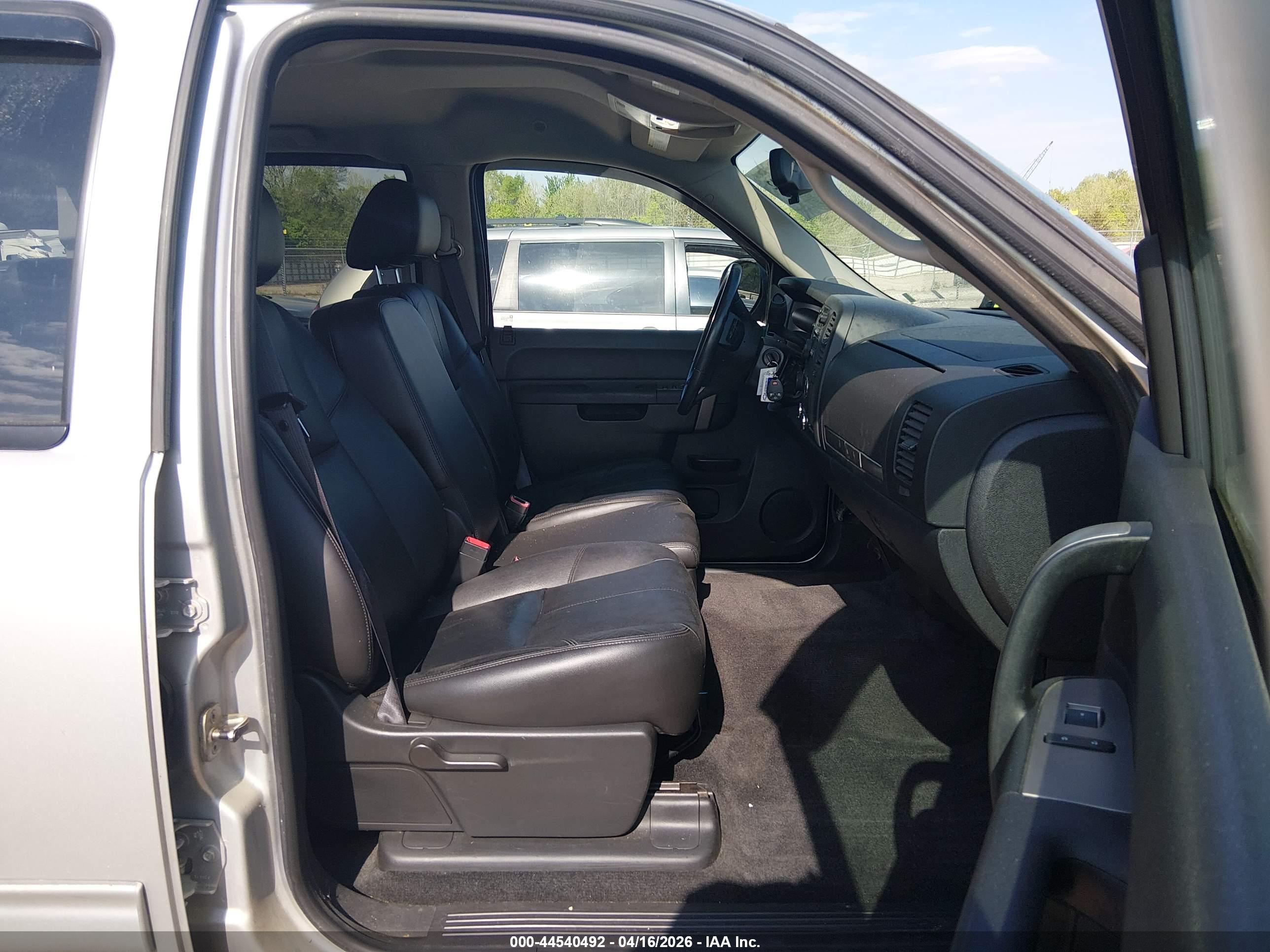 CHEVROLET SILVERADO image 5