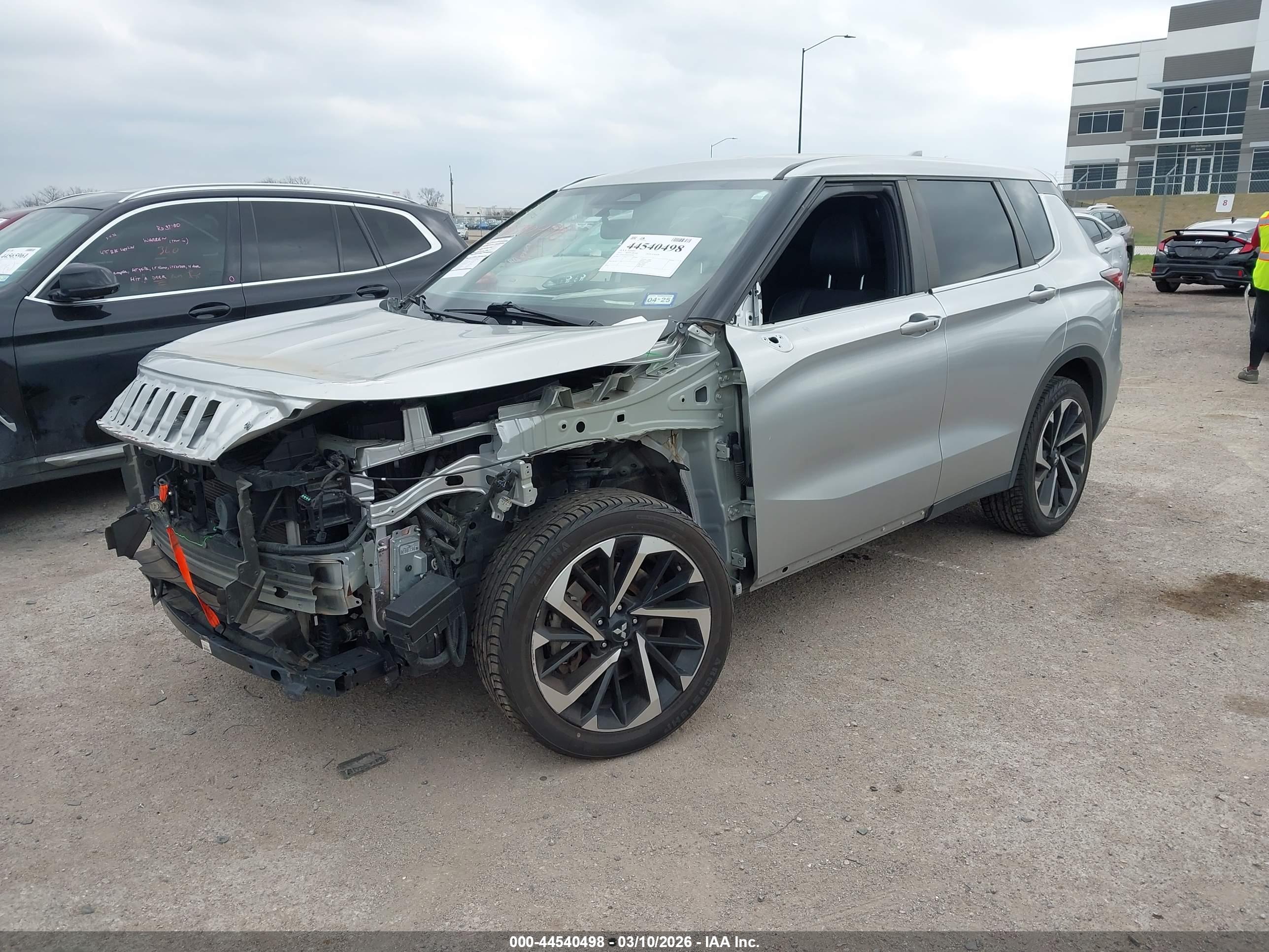 MITSUBISHI OUTLANDER image 2