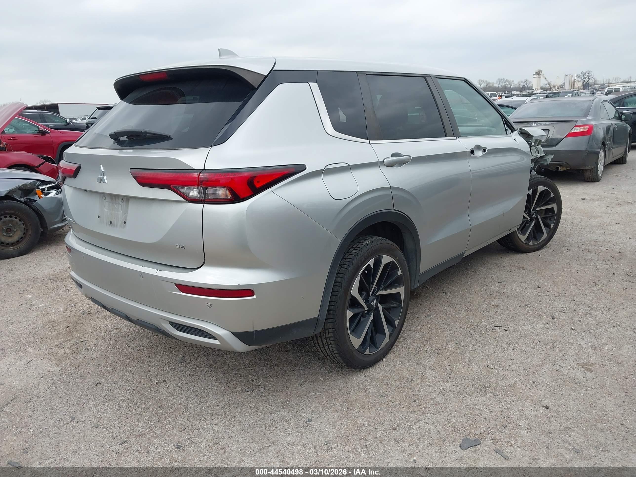 MITSUBISHI OUTLANDER image 4