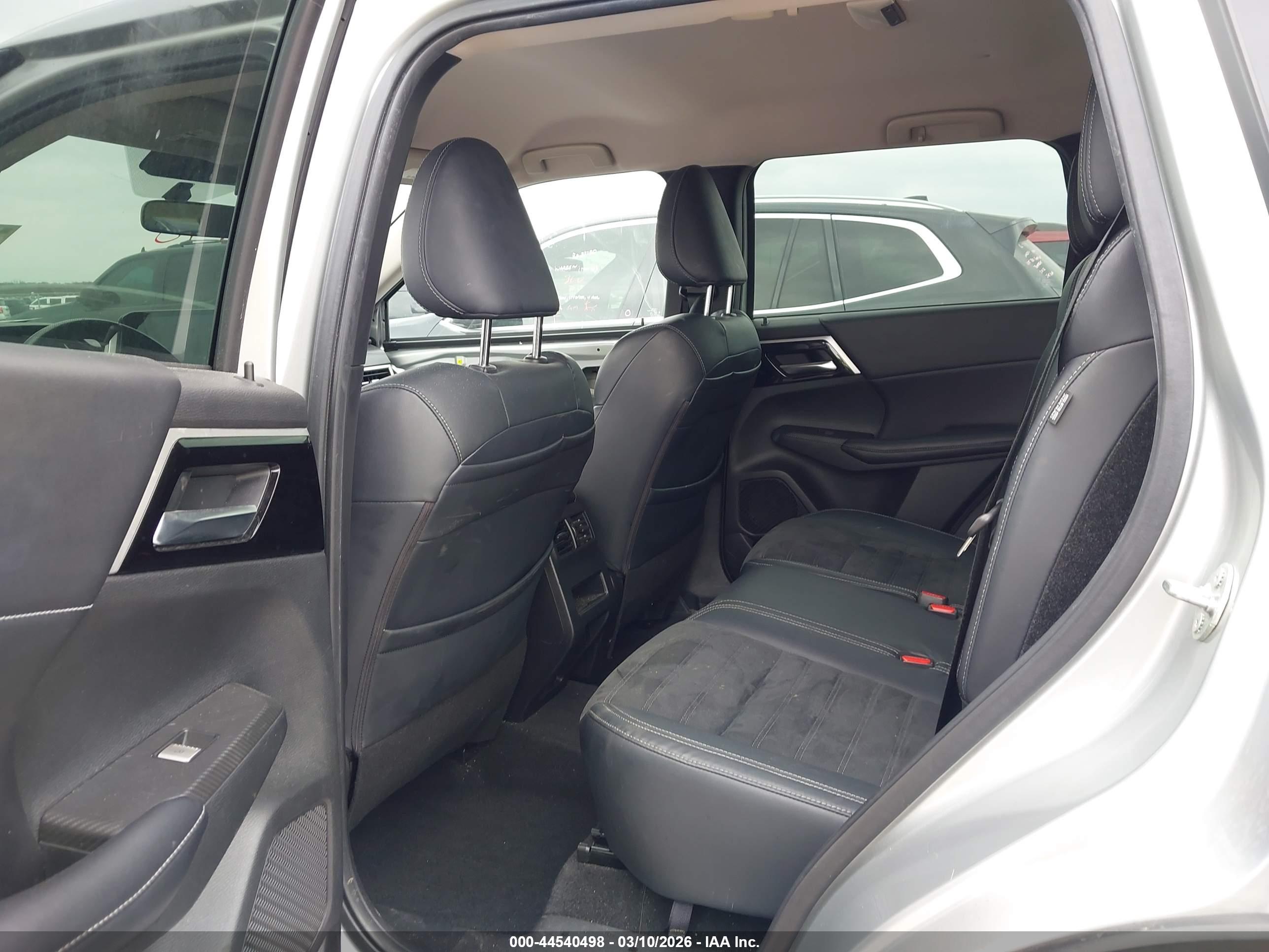 MITSUBISHI OUTLANDER image 8
