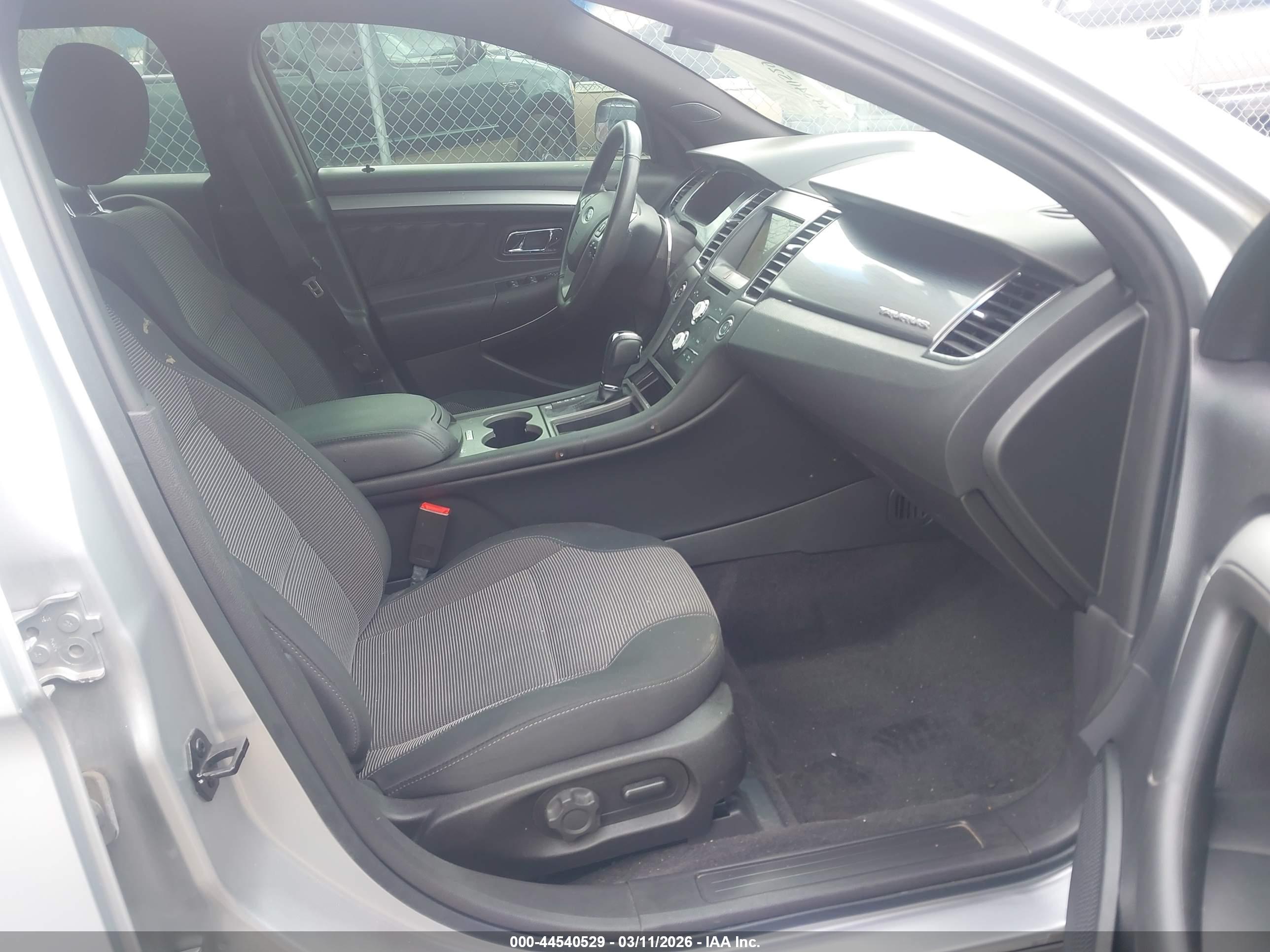 FORD TAURUS image 5