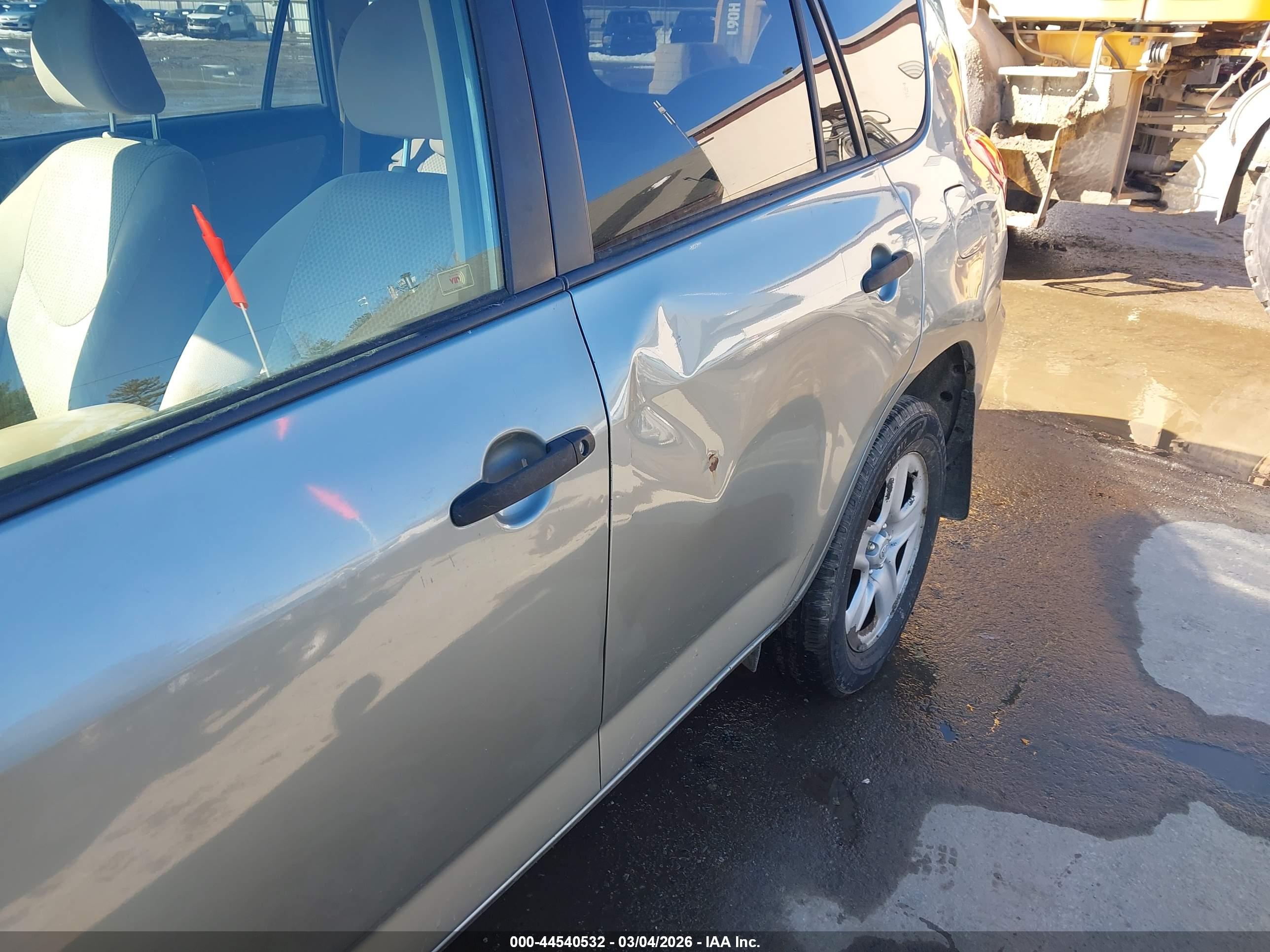 TOYOTA RAV4 image 6