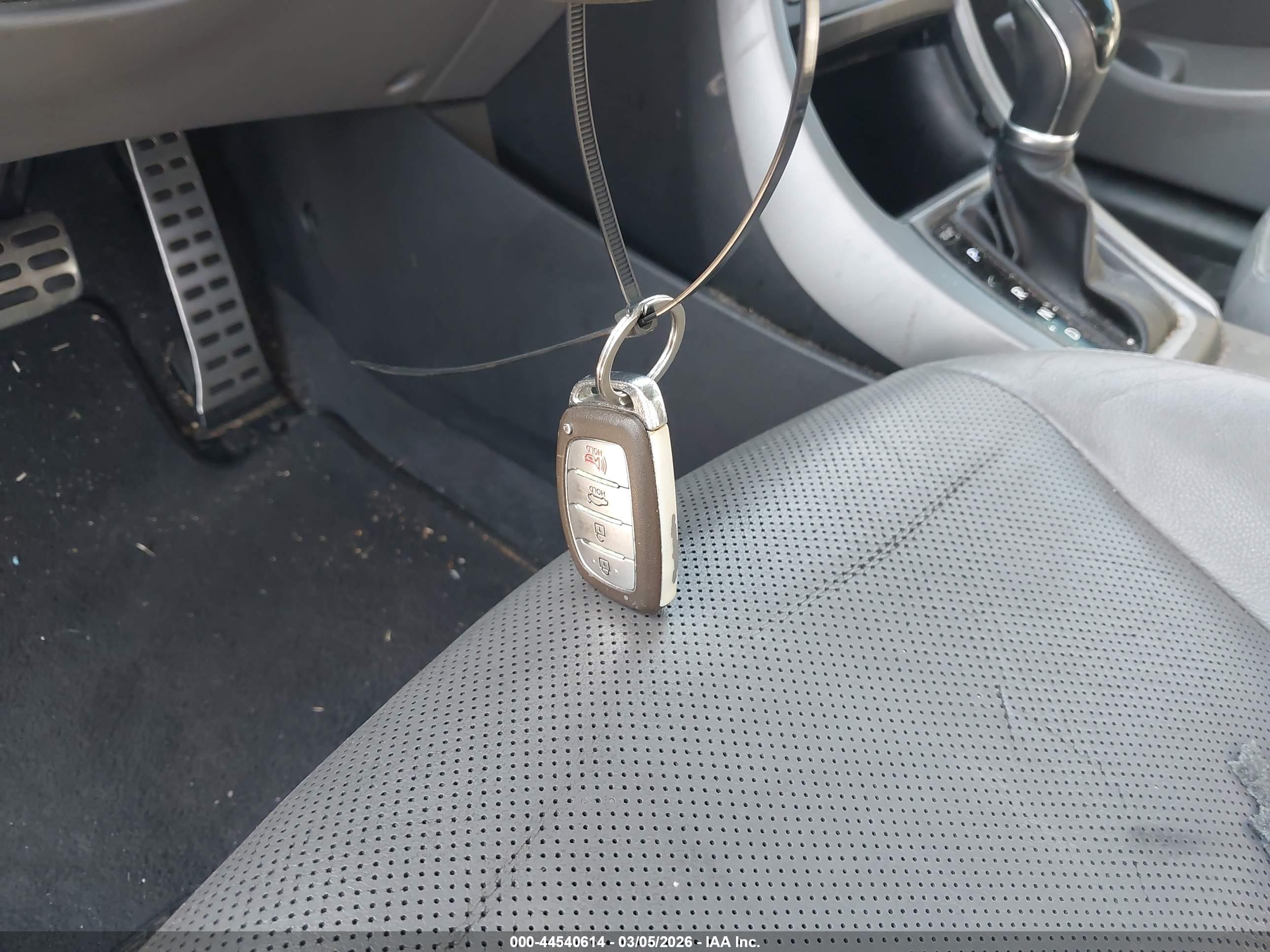 HYUNDAI ELANTRA image 11