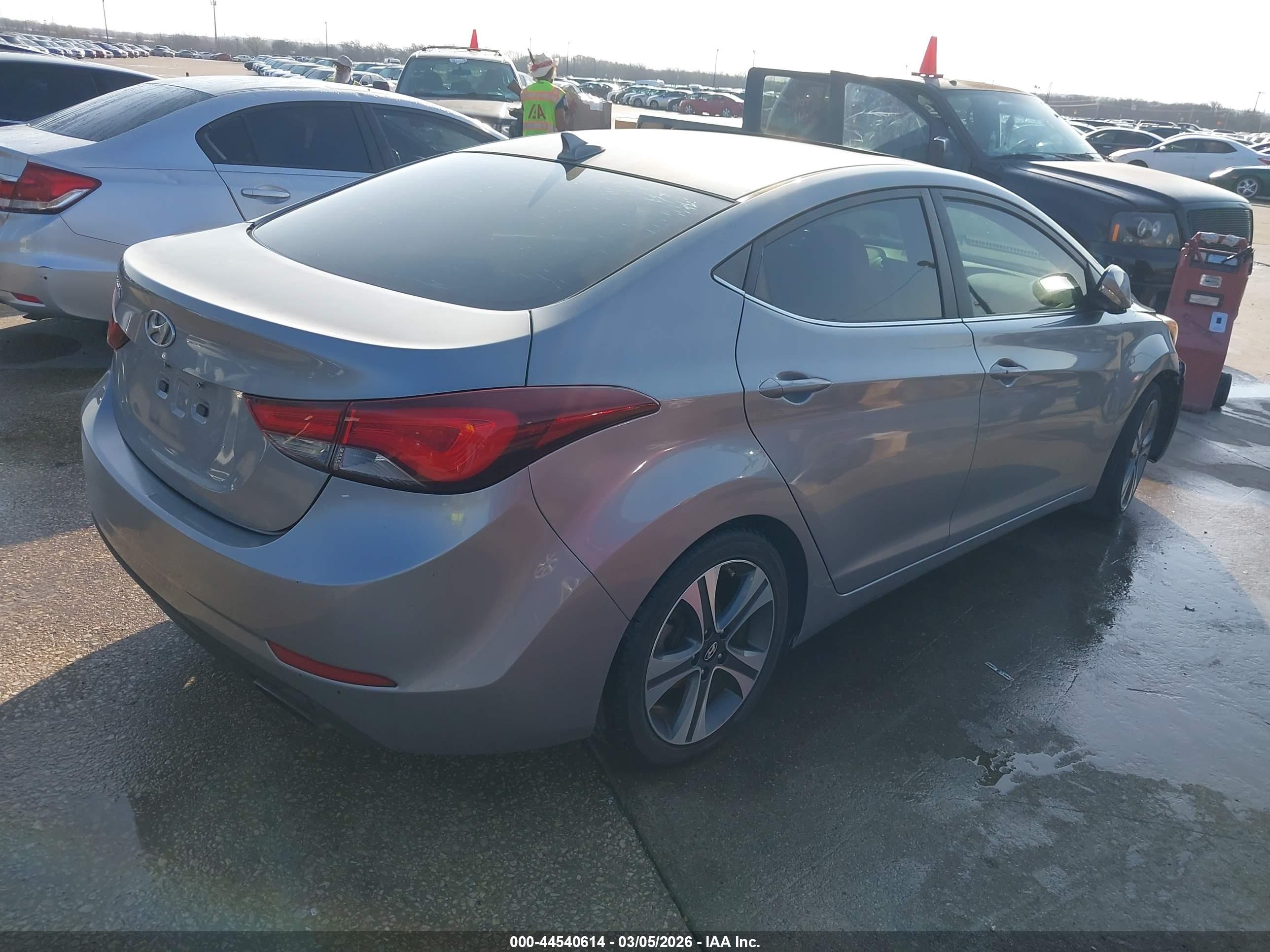 HYUNDAI ELANTRA image 4