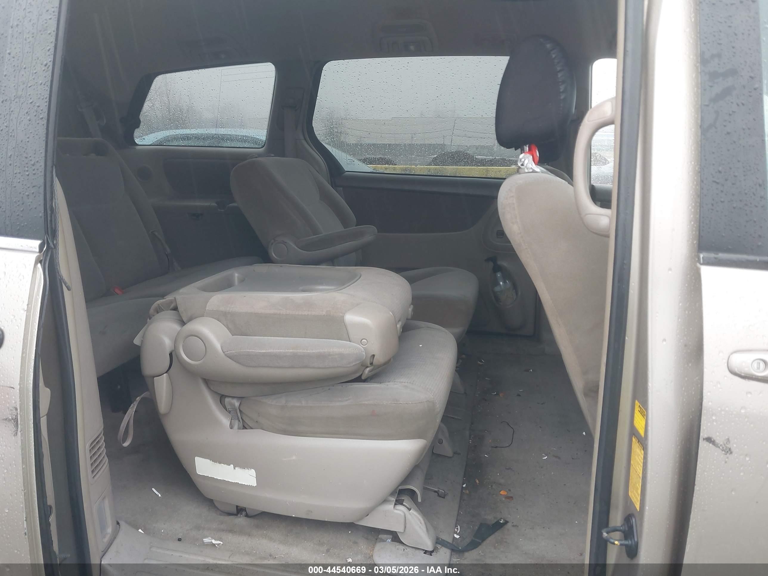 TOYOTA SIENNA image 8