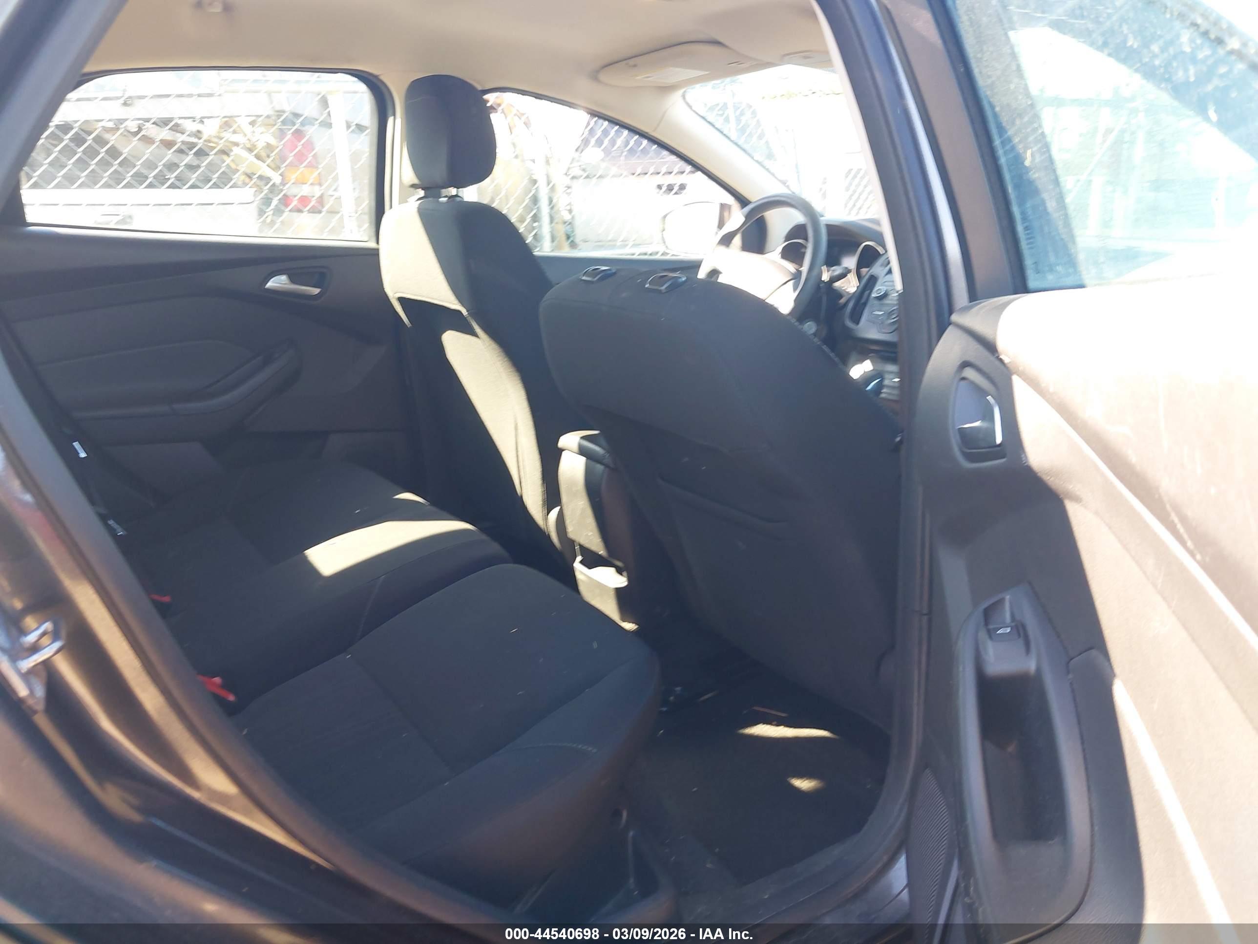 FORD FOCUS image 8
