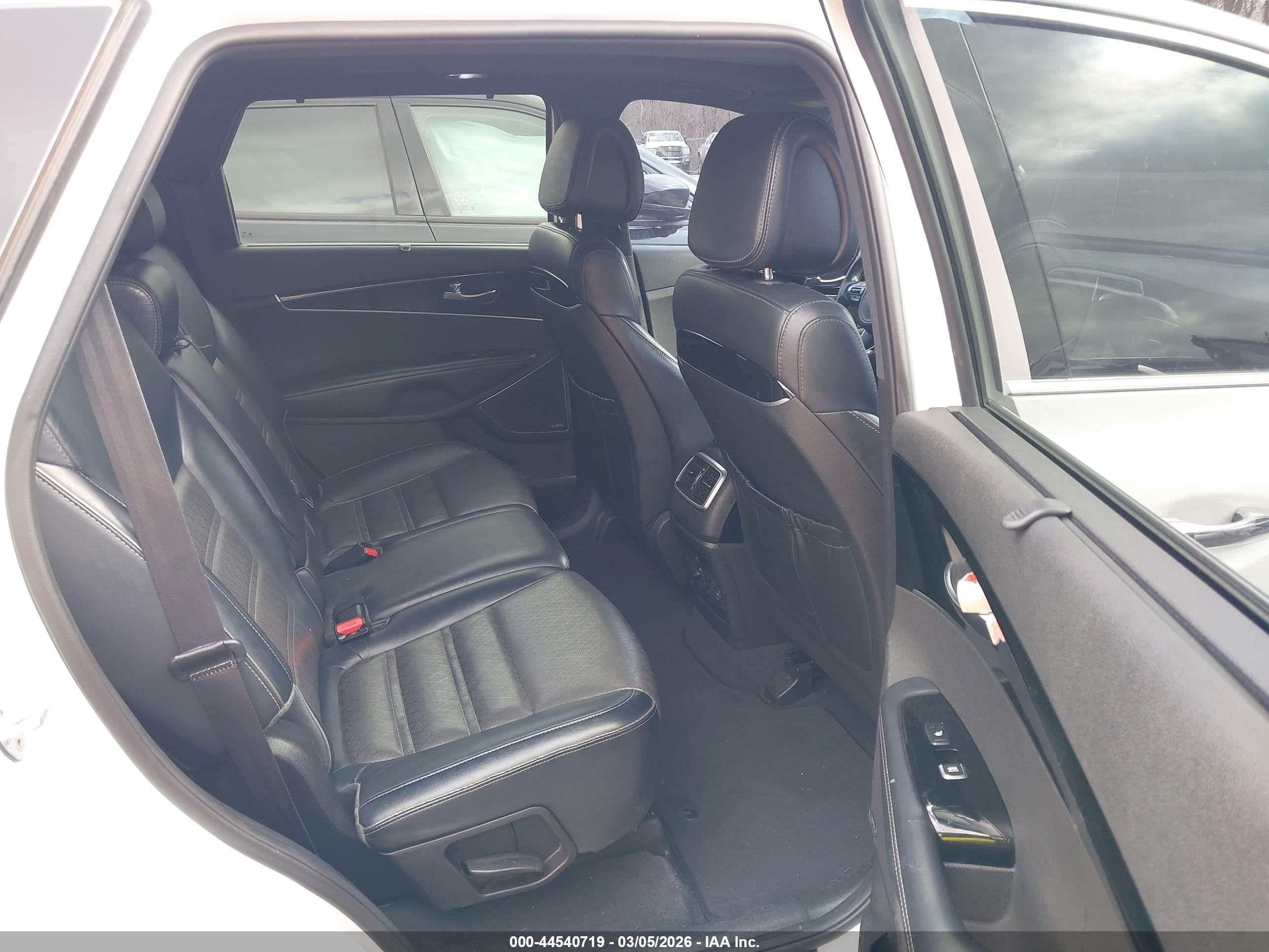 KIA SORENTO image 8
