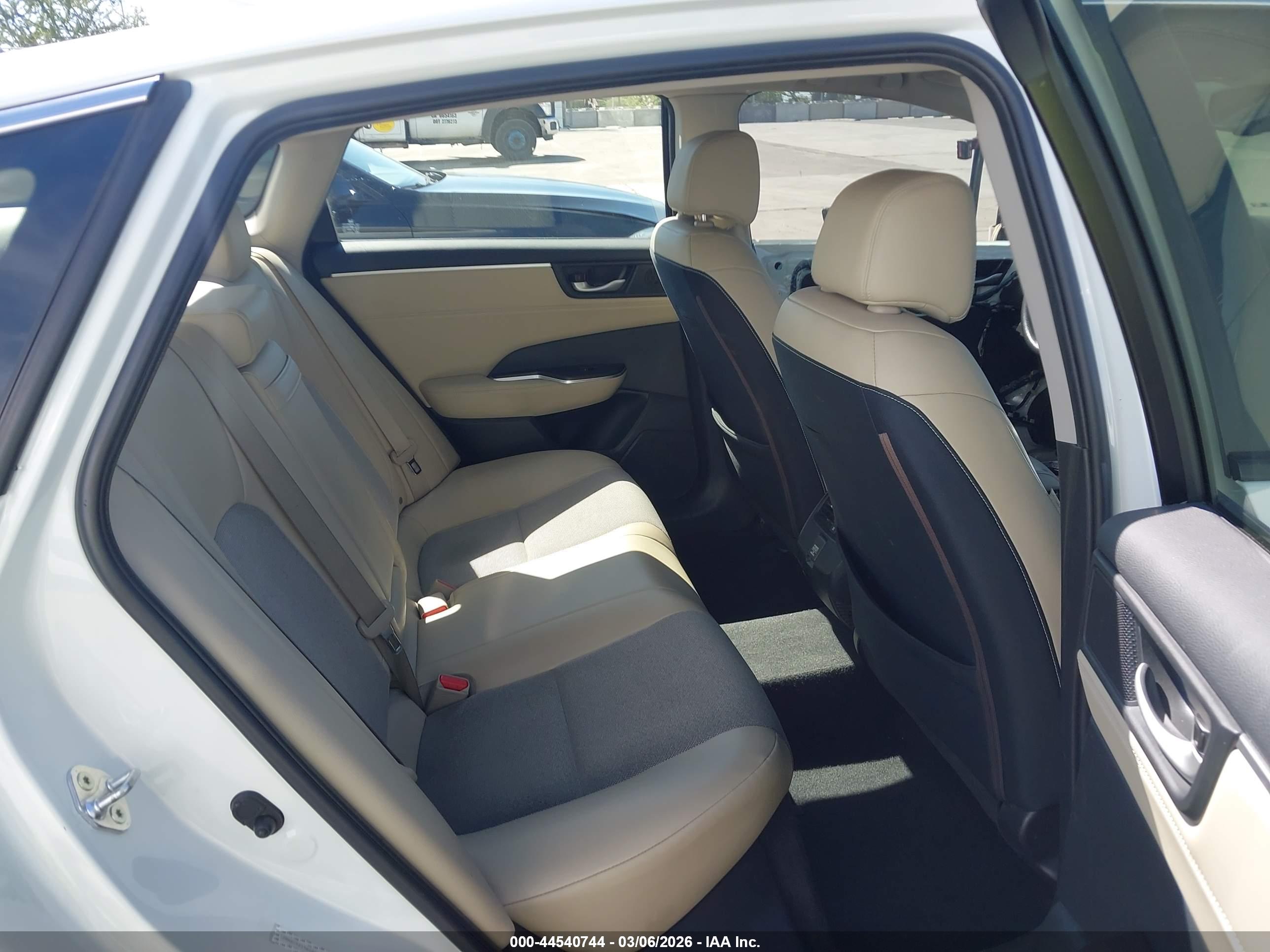 HONDA CLARITY image 8