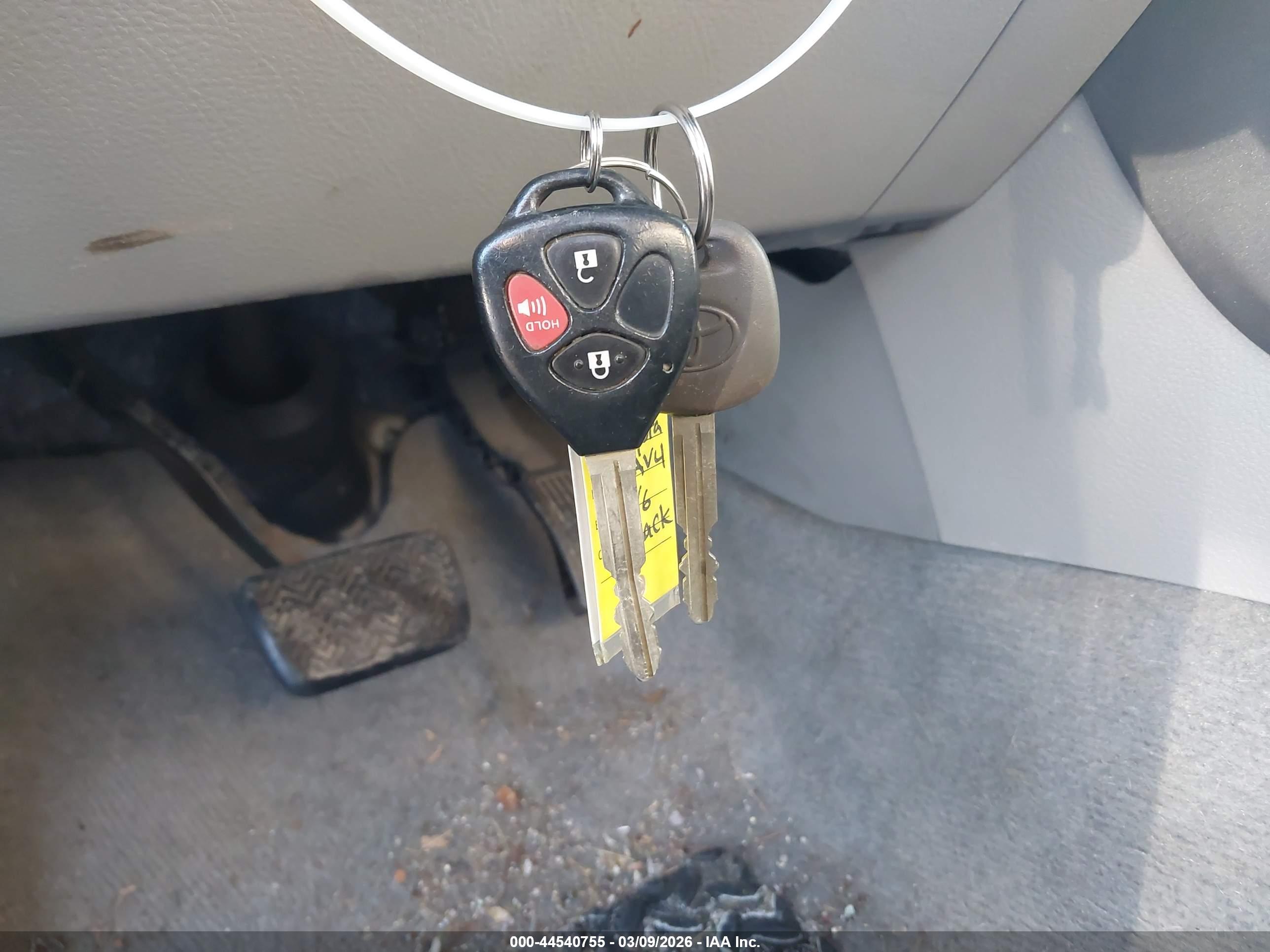 TOYOTA RAV4 image 11