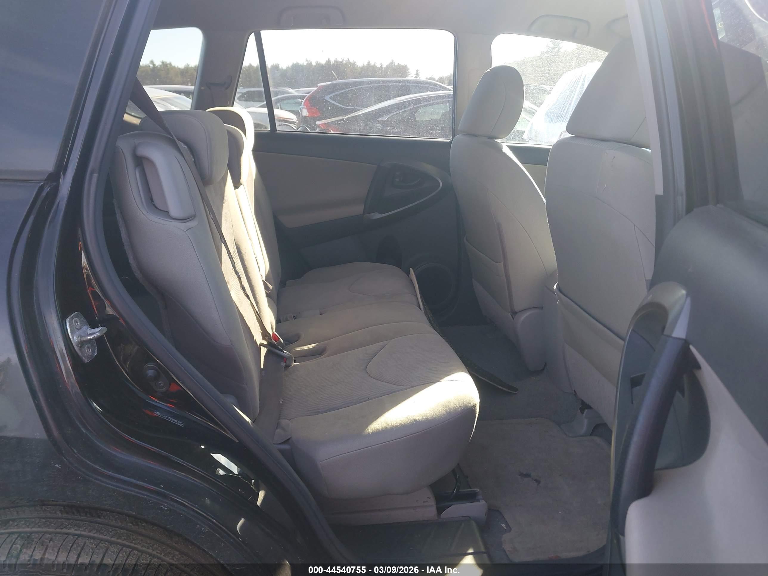 TOYOTA RAV4 image 8