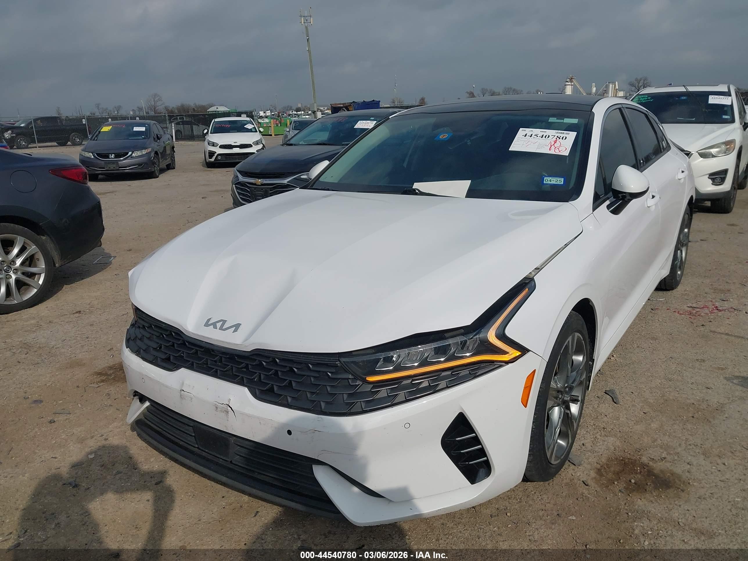 KIA K5 image 2