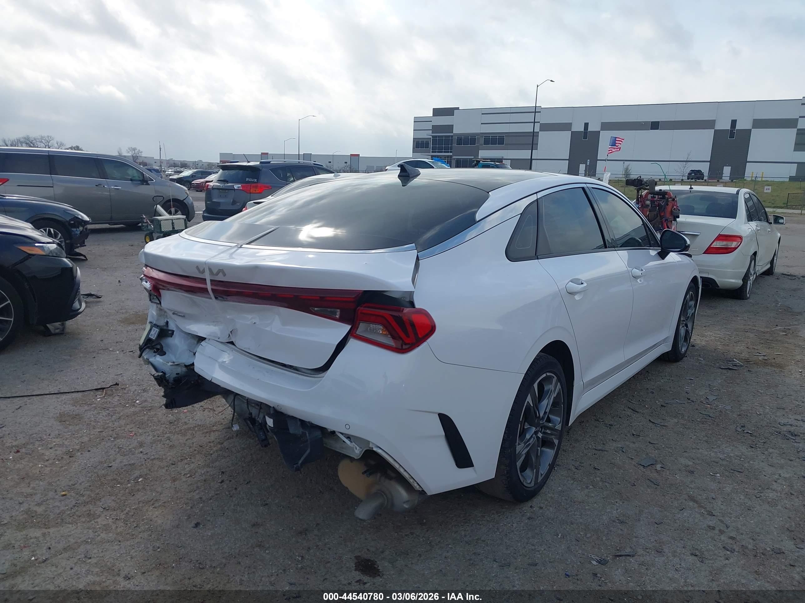 KIA K5 image 4