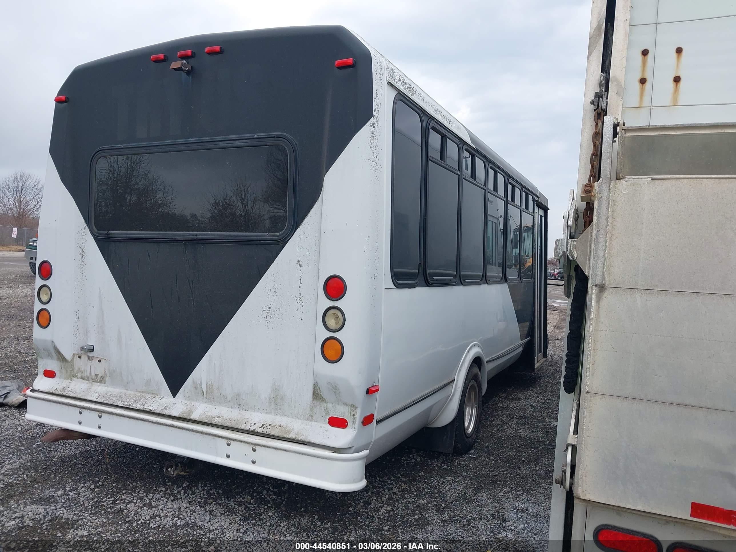FORD E-450 image 4