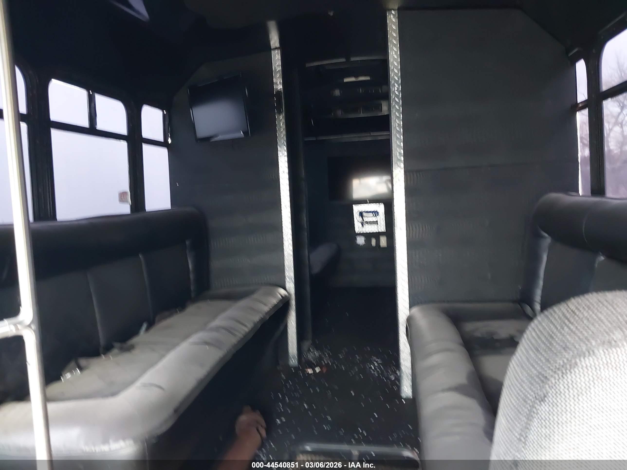 FORD E-450 image 8