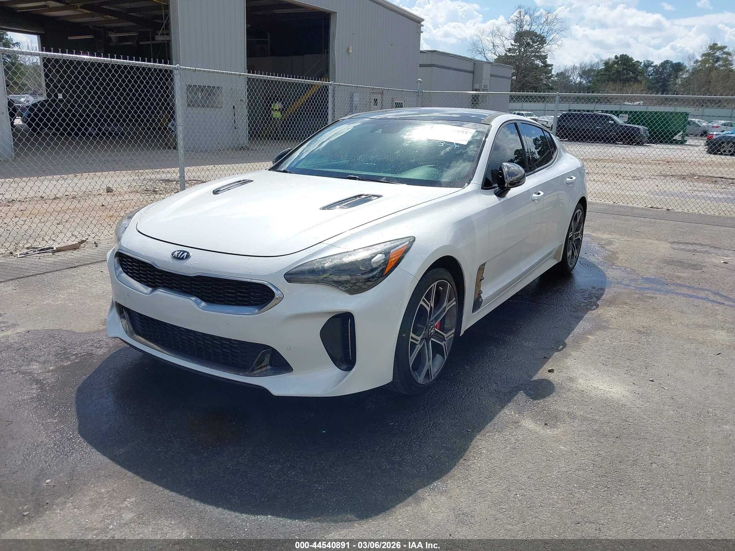 KIA STINGER image 2