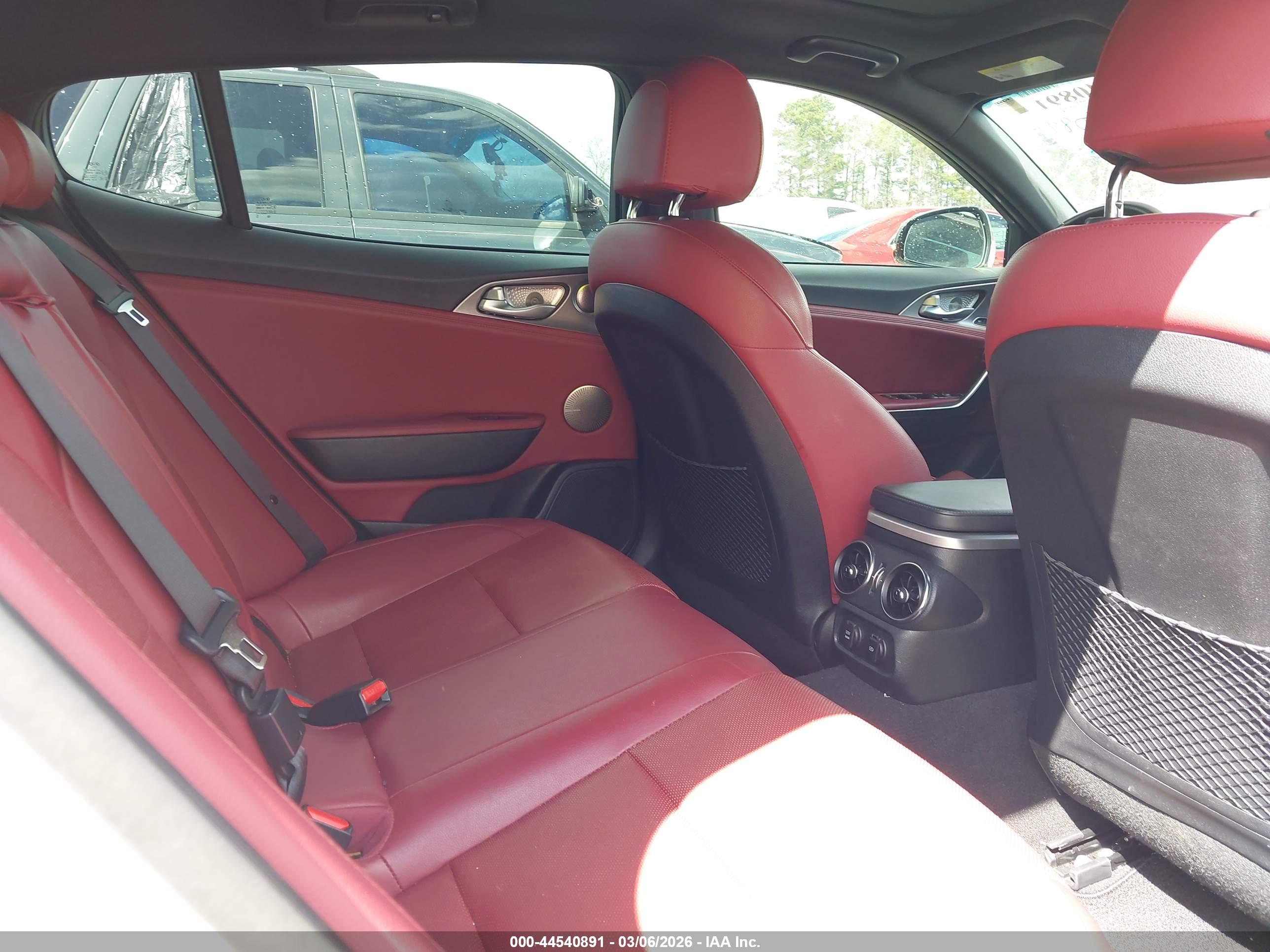 KIA STINGER image 8