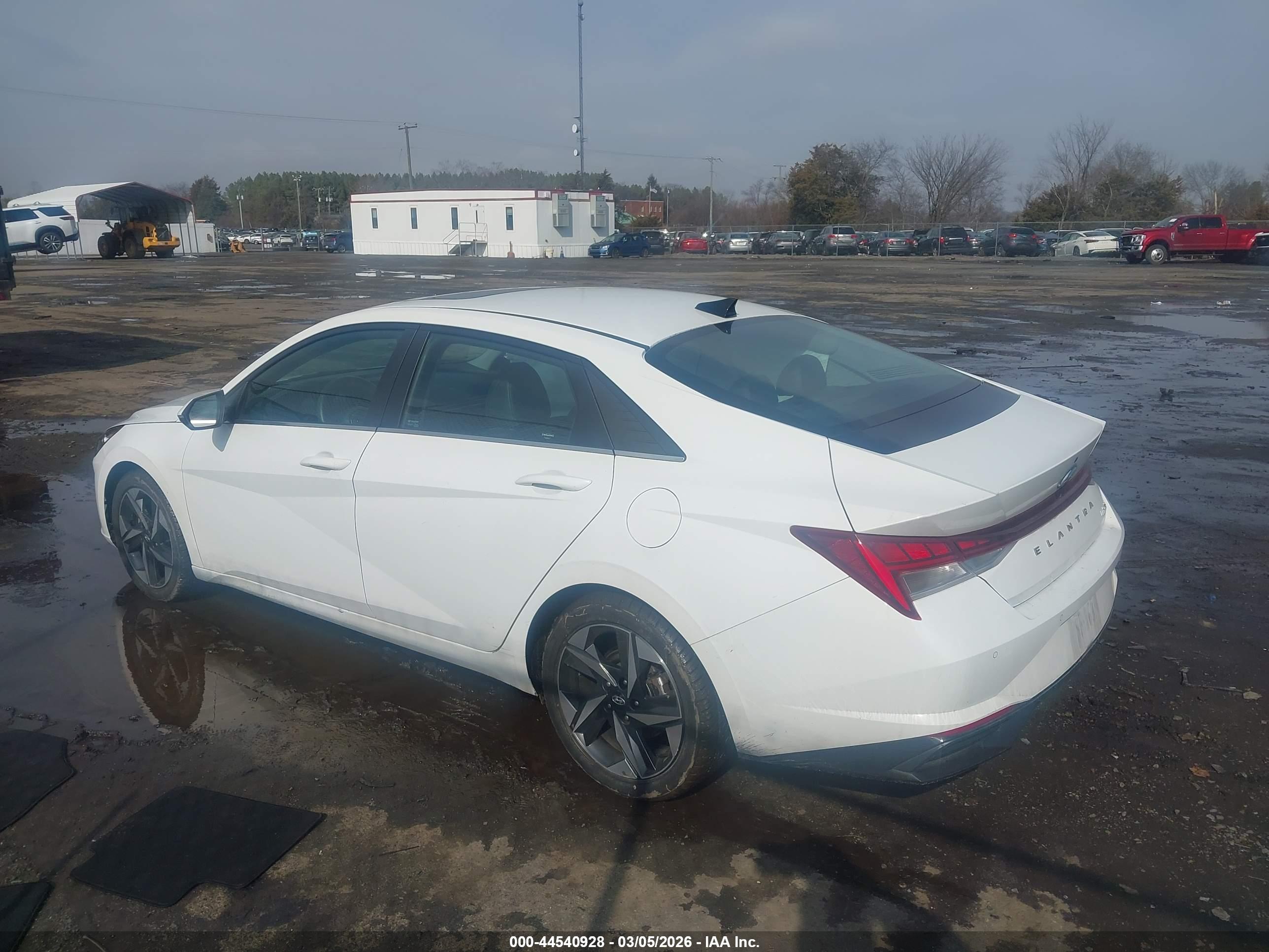 HYUNDAI ELANTRA image 3