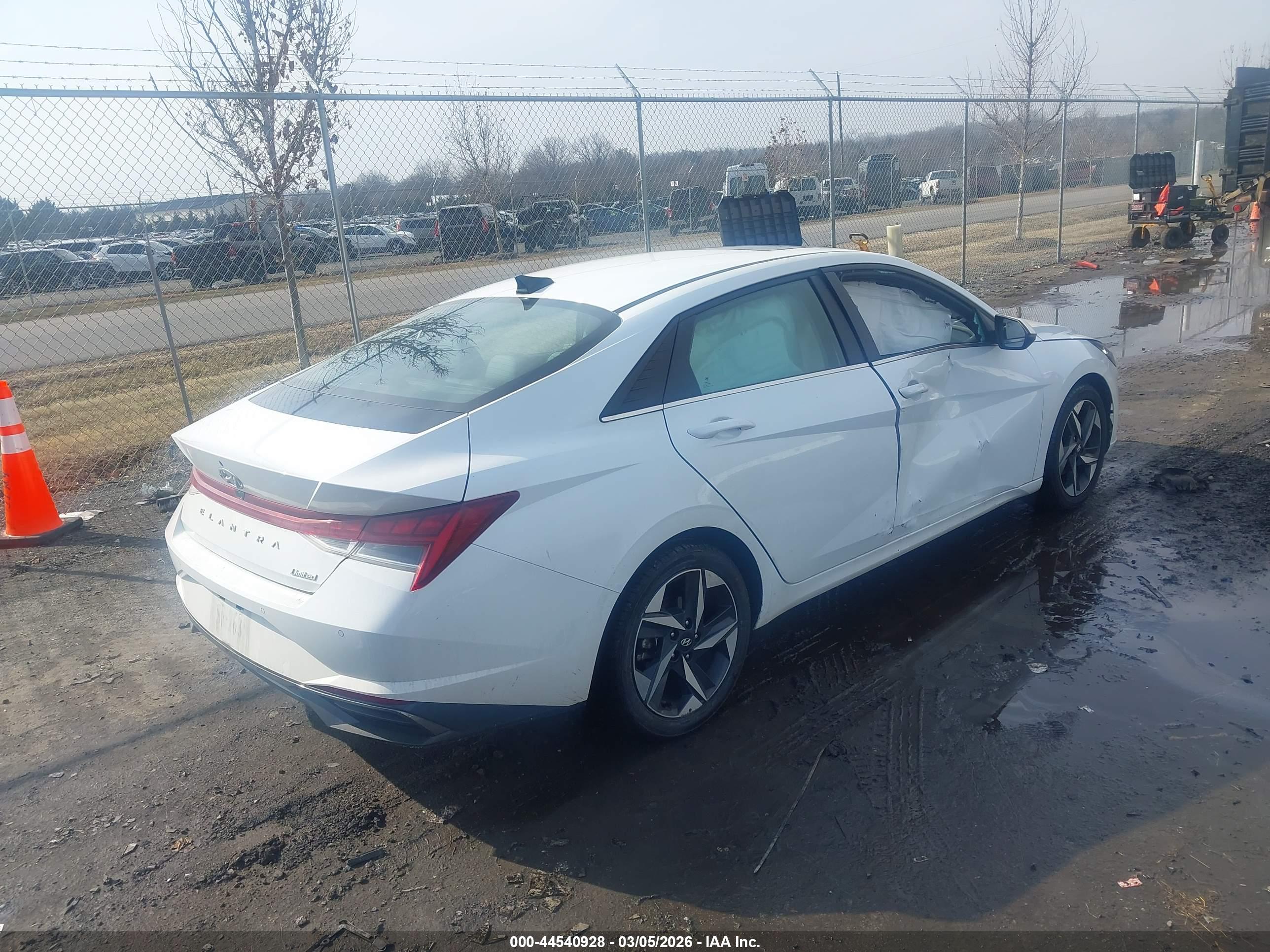 HYUNDAI ELANTRA image 4