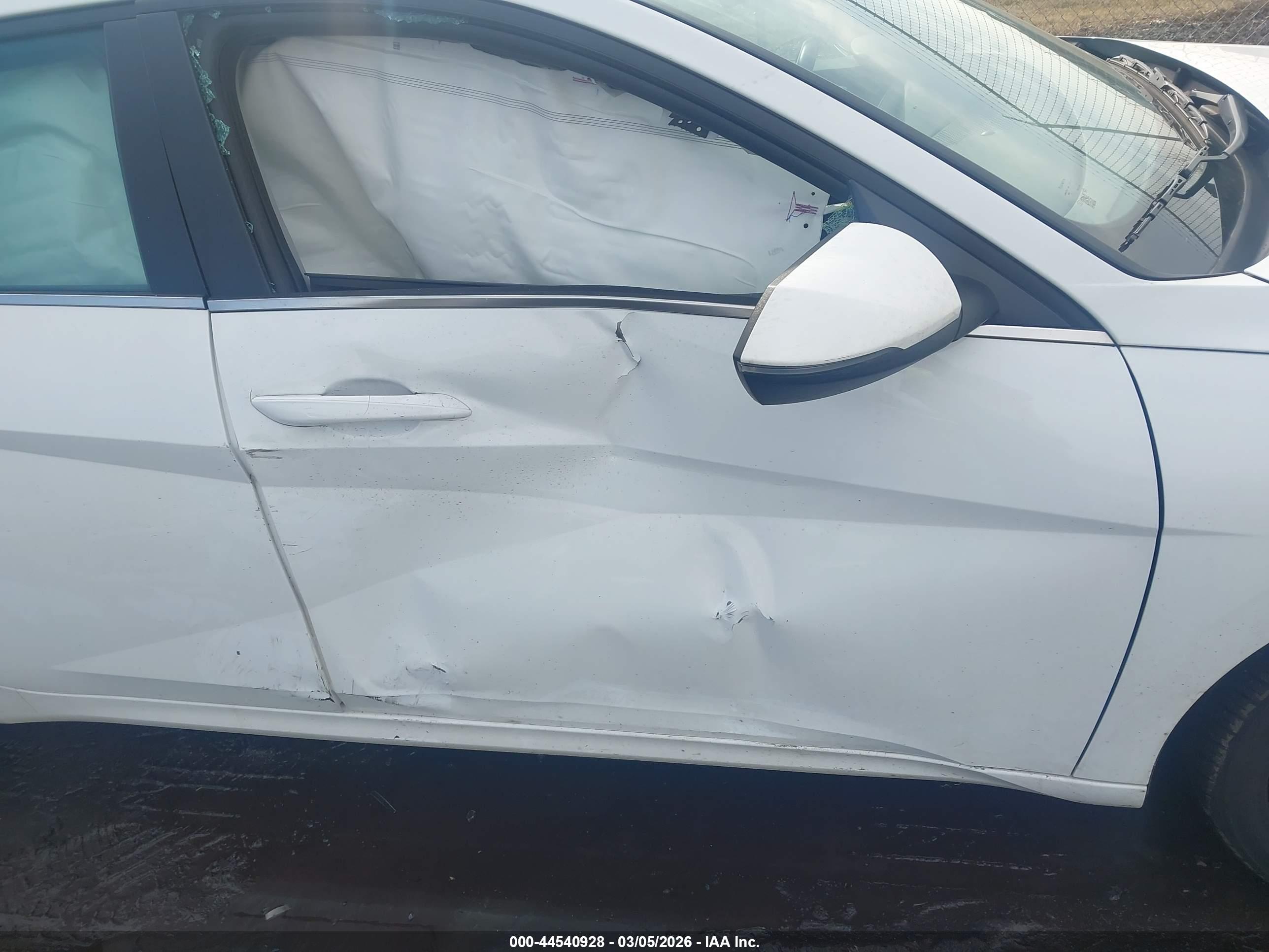 HYUNDAI ELANTRA image 6
