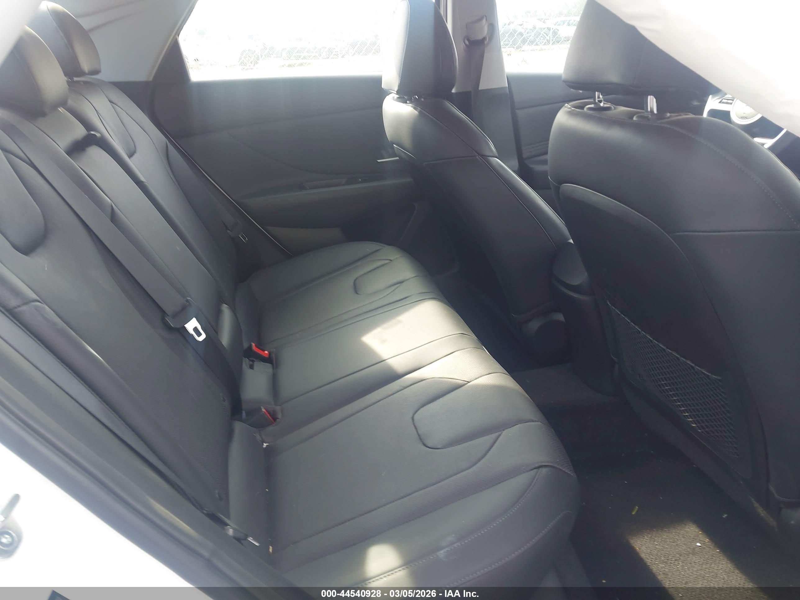 HYUNDAI ELANTRA image 8