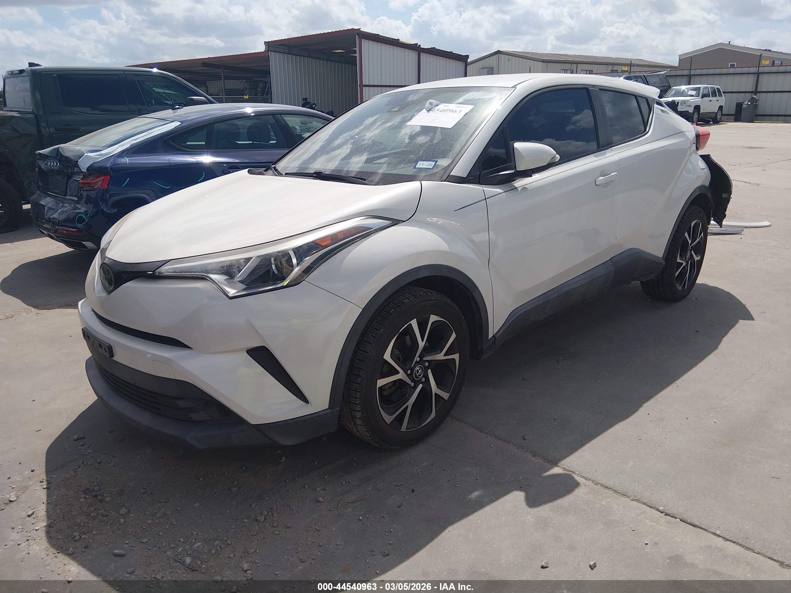 TOYOTA C-HR image 2